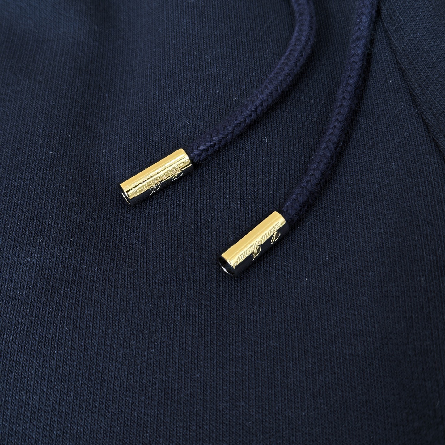 Title: High-End Men’s Outdoor Leisure Suit by Loro Pina – New Shield Brand Logo Design Summary: Loro Pina offers a new men’s leisure suit with fine cotton fabric, - 图片 6