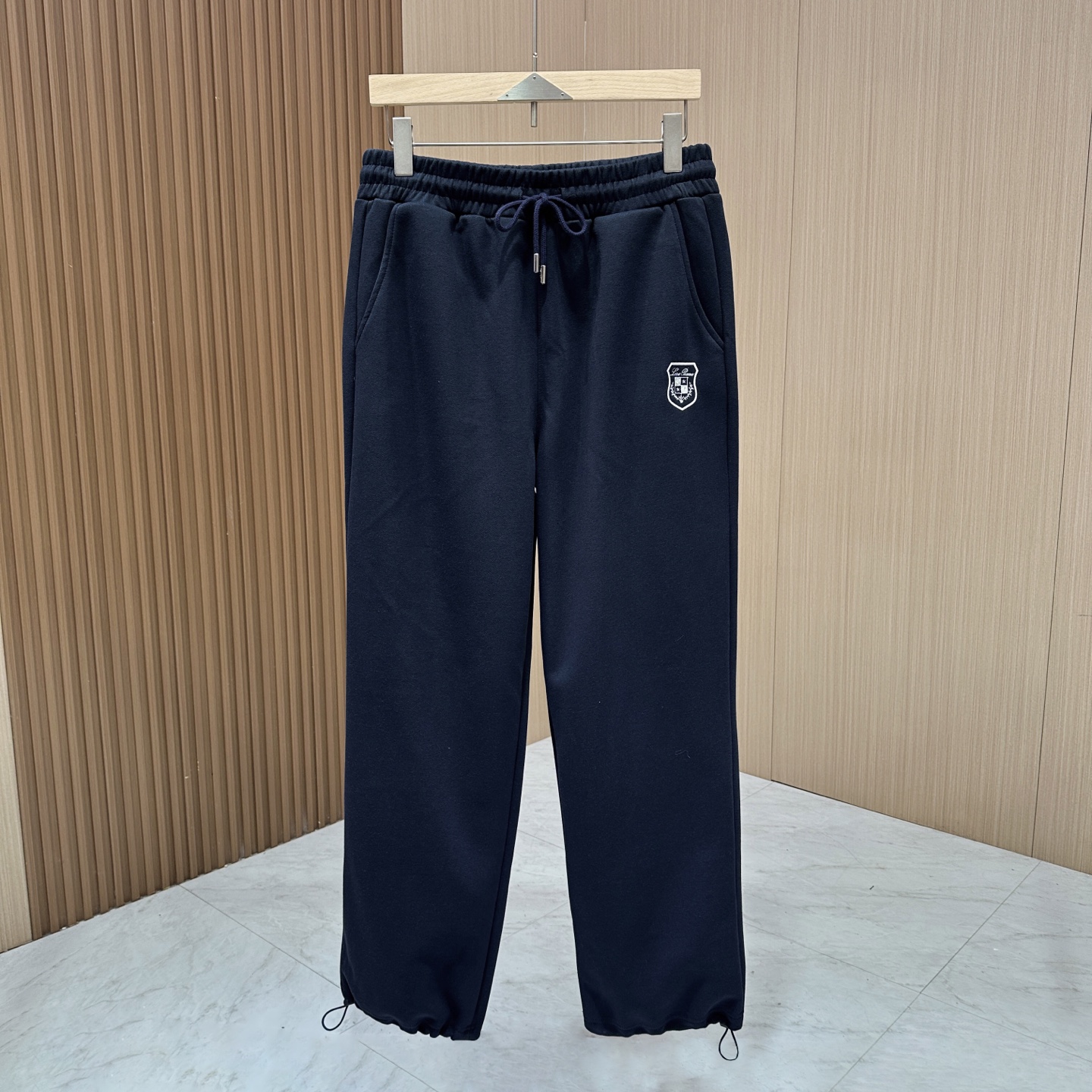 Title: High-End Men’s Outdoor Leisure Suit by Loro Pina – New Shield Brand Logo Design Summary: Loro Pina offers a new men’s leisure suit with fine cotton fabric, - 图片 2