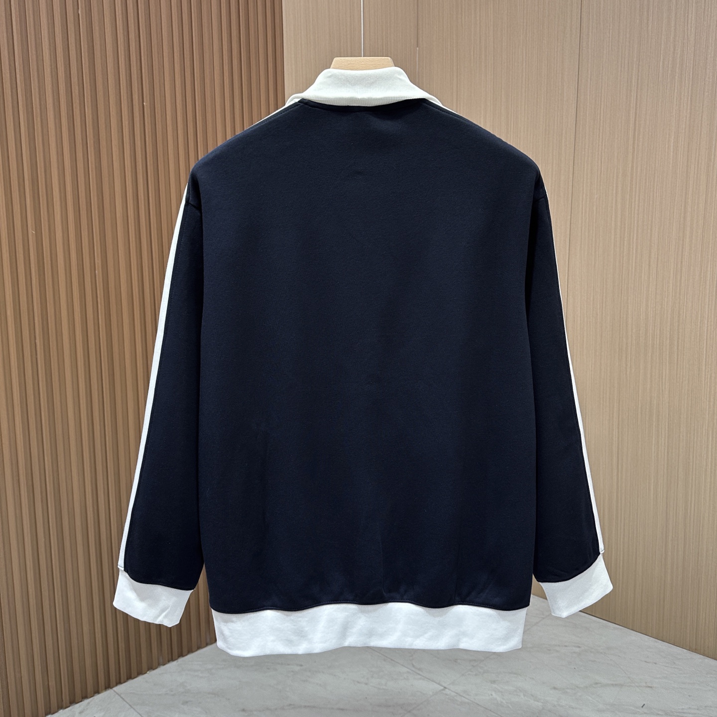 “High-Quality Men’s Outdoor Leisure Zipper Suit with Unique Design and Imported Fabric: Top Shield Brand Logo” - 图片 3