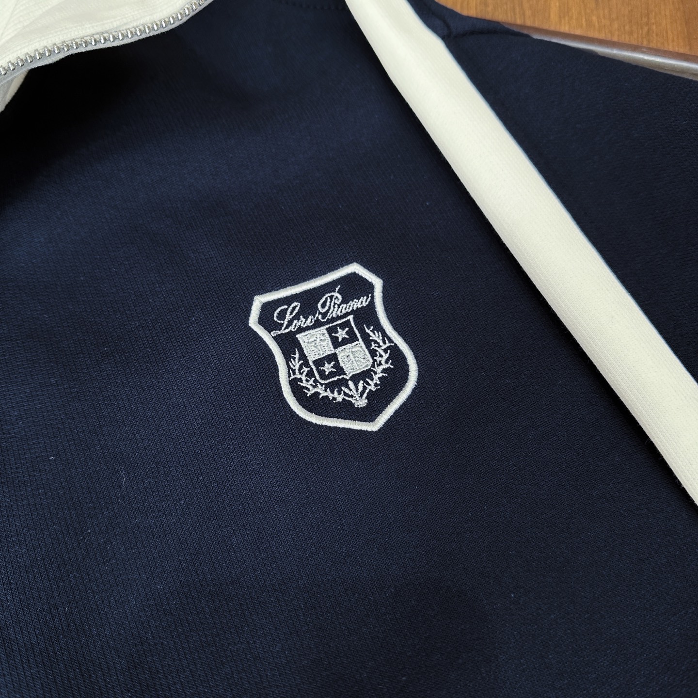“High-Quality Men’s Outdoor Leisure Zipper Suit with Unique Design and Imported Fabric: Top Shield Brand Logo” - 图片 6