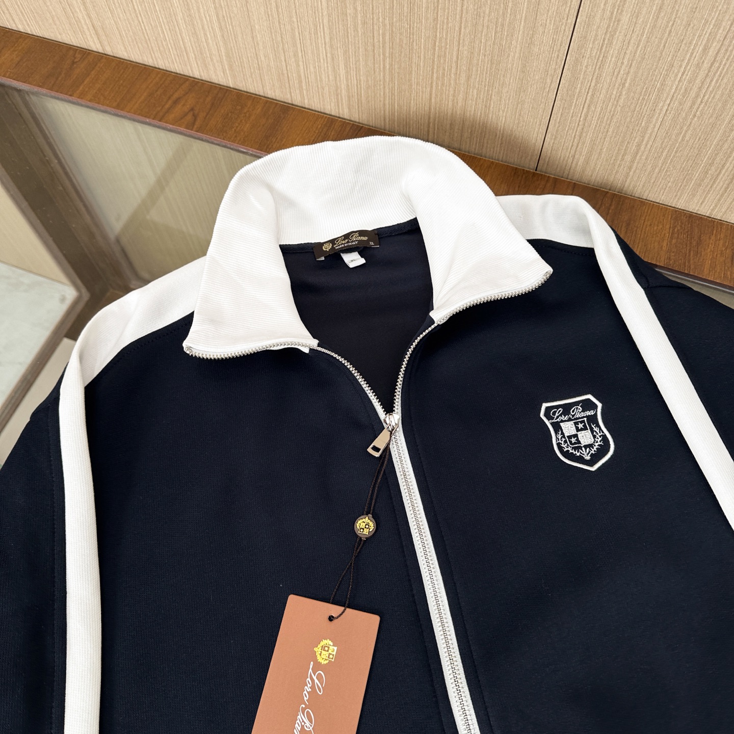 “High-Quality Men’s Outdoor Leisure Zipper Suit with Unique Design and Imported Fabric: Top Shield Brand Logo” - 图片 4