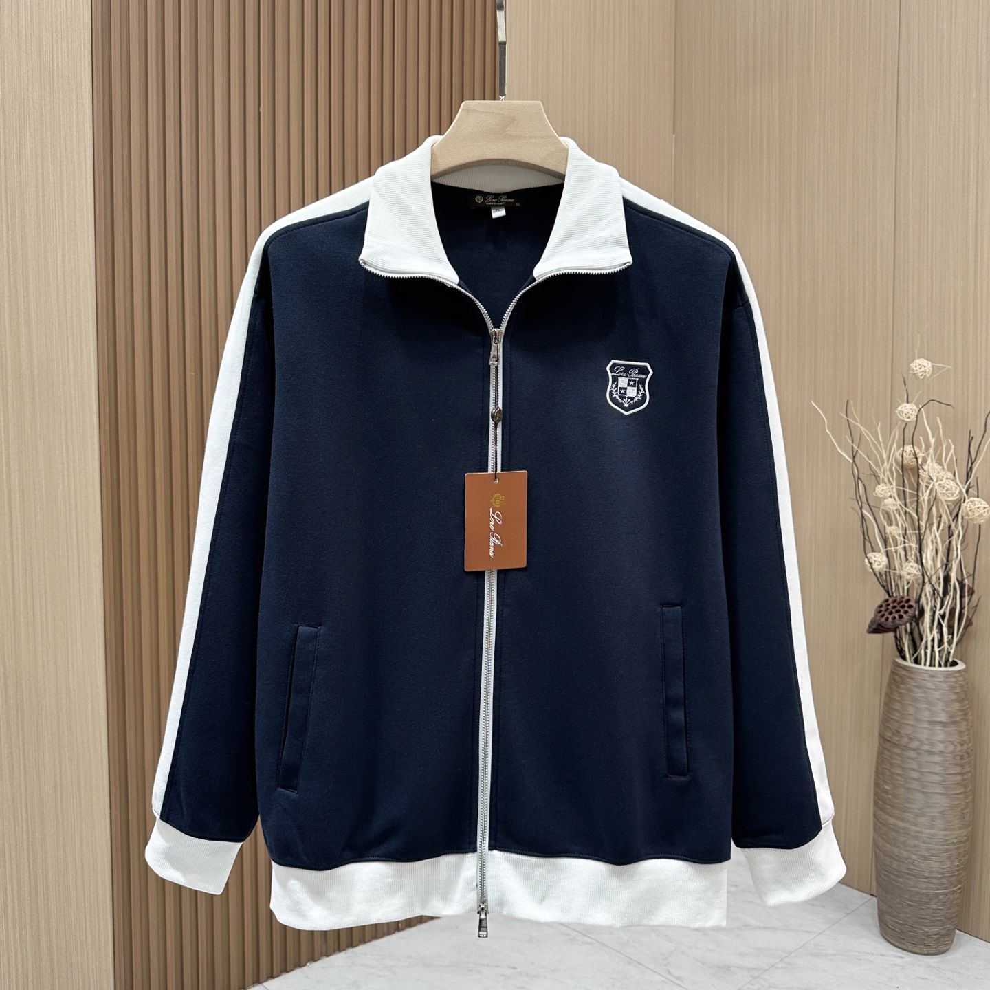 “High-Quality Men’s Outdoor Leisure Zipper Suit with Unique Design and Imported Fabric: Top Shield Brand Logo” - 图片 2