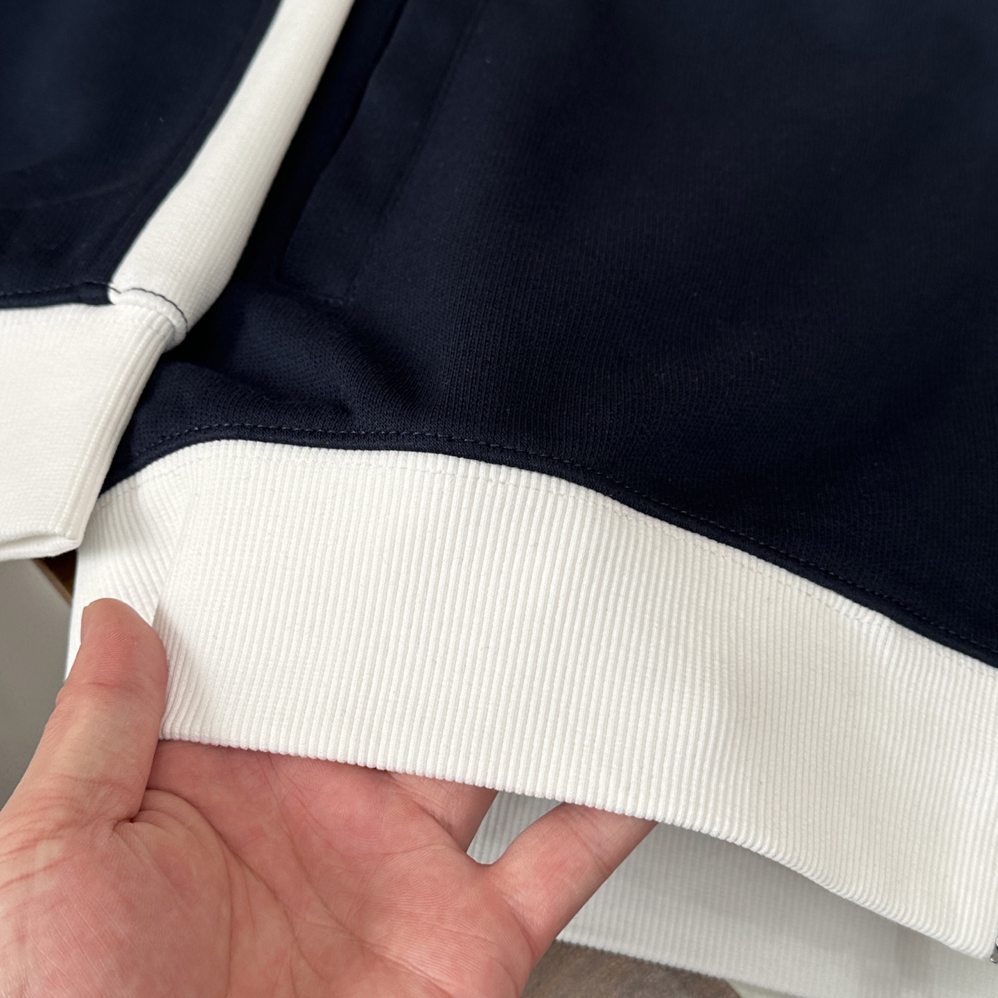“High-Quality Men’s Outdoor Leisure Zipper Suit with Unique Design and Imported Fabric: Top Shield Brand Logo” - 图片 9
