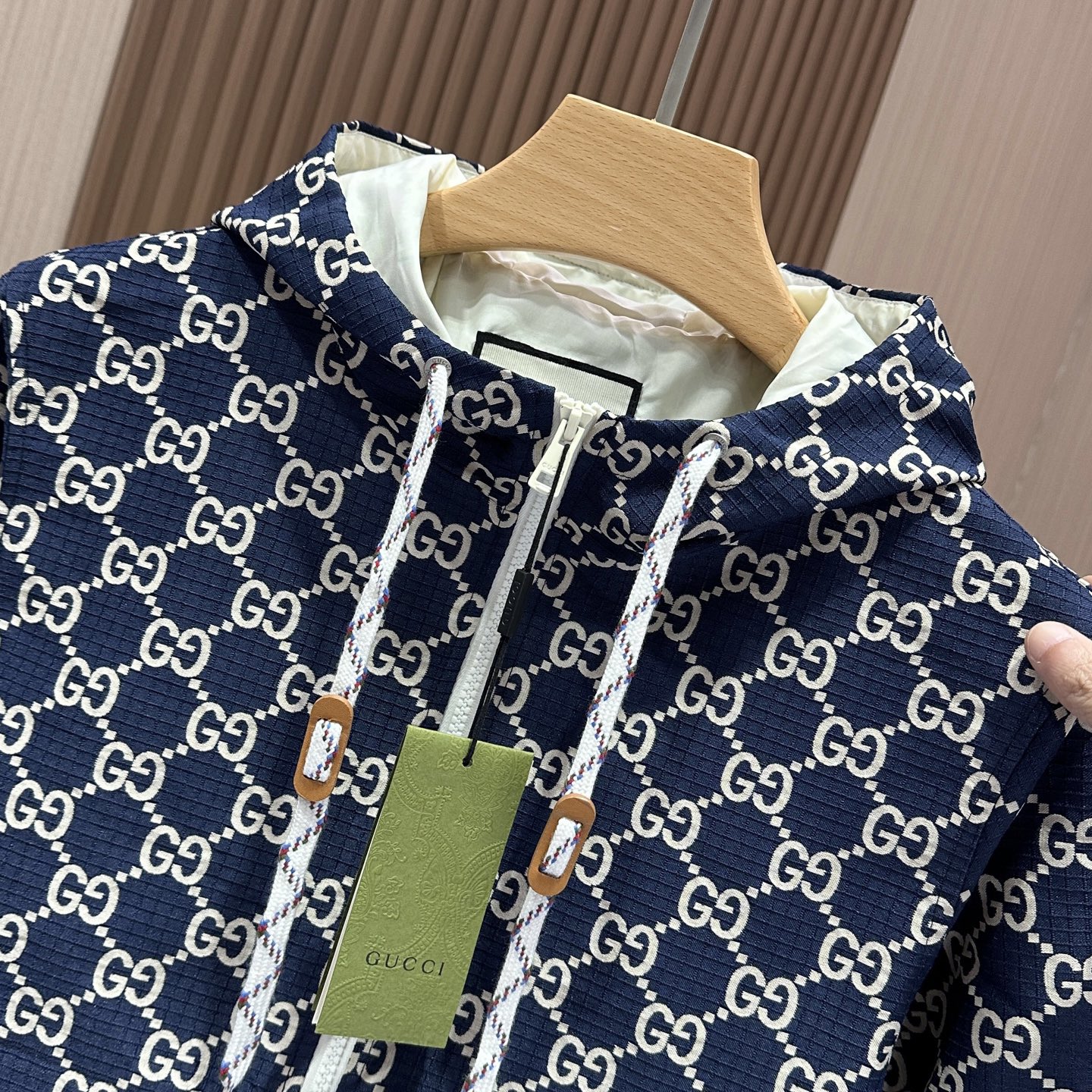“Gucci Hat-Recreation Jacket: High-End Quality, Custom Design, Top-Dressed, Super Comfy, Blue, M-3XL” - 图片 3