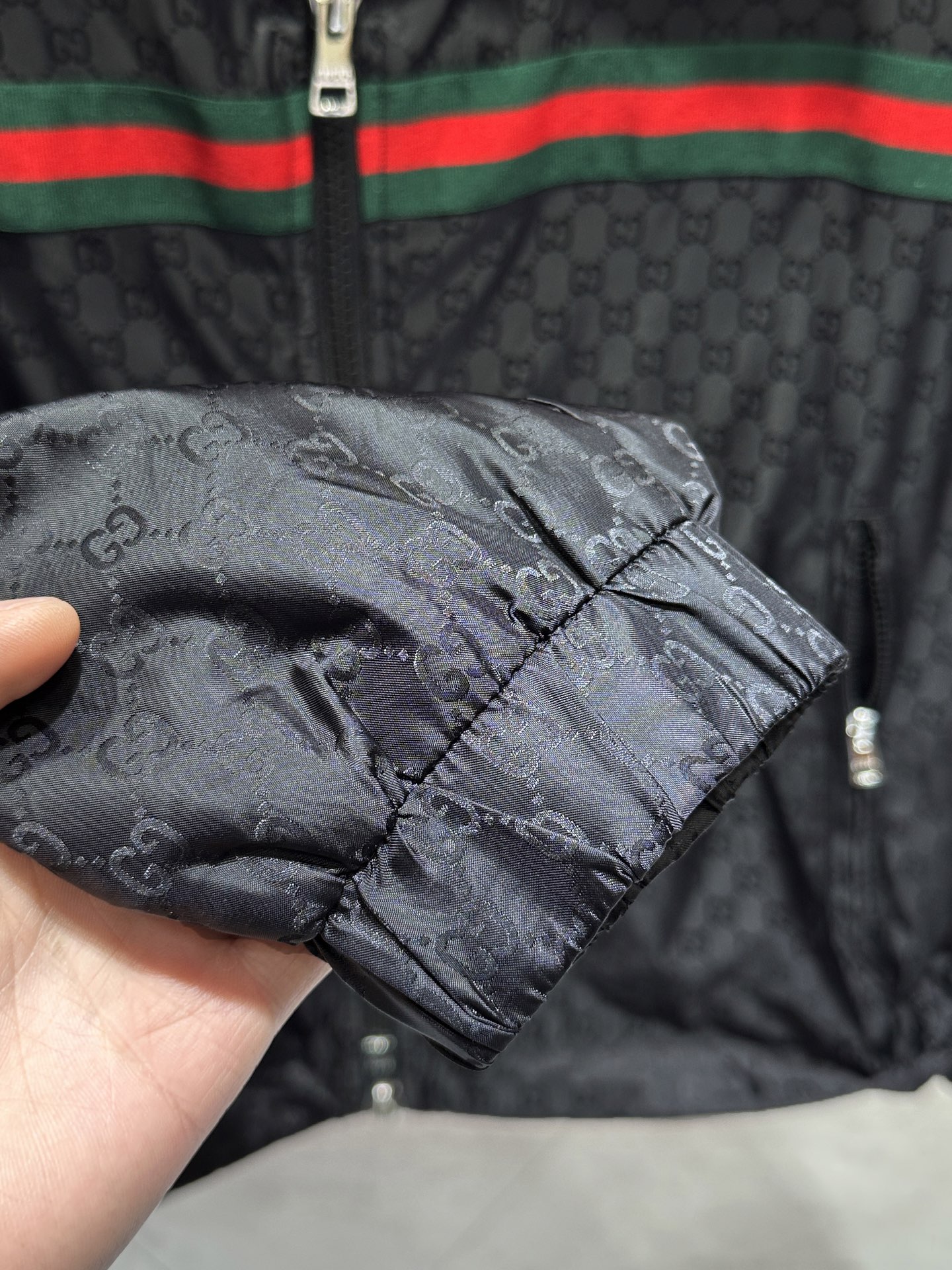 “Review: Gucci Luxury Gravy Jacket with European Coat Design in Black and White” - 图片 7