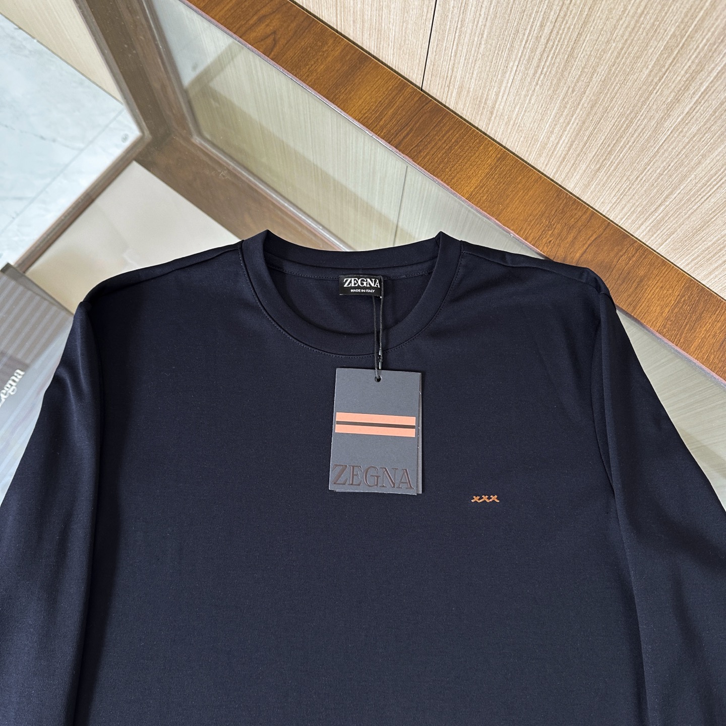 NO:518760,【Zegna】Jenia's new base shirt for autumn and winter counters, selected fabric ammonia cotton fabric, which is soft, comfortable, skin-friendly and warm, excellent skin-friendly feeling, comfortable and breathable, and has a high skin-friendly feeling. The embroidery brand embellishment on the chest is simple and fashionable, whether it is low-key and steady black, mysterious and deep dark blue, white solid color simple style, but it is not without fashion. This is a fashion masterpiece fromJenia, perfectly integrating urban trends into it. It is the kind of item that you can immediately become the focus after wearing it, walk on the streets of the bustling city. Paired with a casual jacket or a handsome windbreaker, you can show your unique fashion taste. It is like having a warm and fashionable secret weapon. Whether it is a party with friends, commuting to work, or traveling, it is your best companion!  Code M-3XL Color Black-Blue-White, Zegna, Jackets & Coats, Jackets & Coats, Alexander wang19860909【Zegna】杰尼亚 秋冬专柜新款打底衫,精选定织液氨棉面料,柔软舒适亲肤保暖性极佳,上身亲肤感极好,舒适透气,亲肤感极高,胸前刺绣品牌元素点缀,简单又时尚,无论是低调沉稳的黑色、还是神秘深邃的深蓝色,白色纯色简约风,却又不失时尚感.这是来自杰尼亚的时尚杰作,将都市潮流完美融入其中.它是那种你穿上后,走在繁华都市街头,立刻能成为焦点的单品.搭配一件休闲的夹克外套,或者帅气的风衣,都能展现出你独特的时尚品味.就像拥有了一个温暖又时尚的秘密武器.无论是和朋友聚会、上班通勤,还是出门旅行,它都是你的最佳伴侣！ 码数M-3XL 颜色黑色-兰色-白色,,zegna,jackets & coats,jackets & coats,alexander wang,Men's clothing