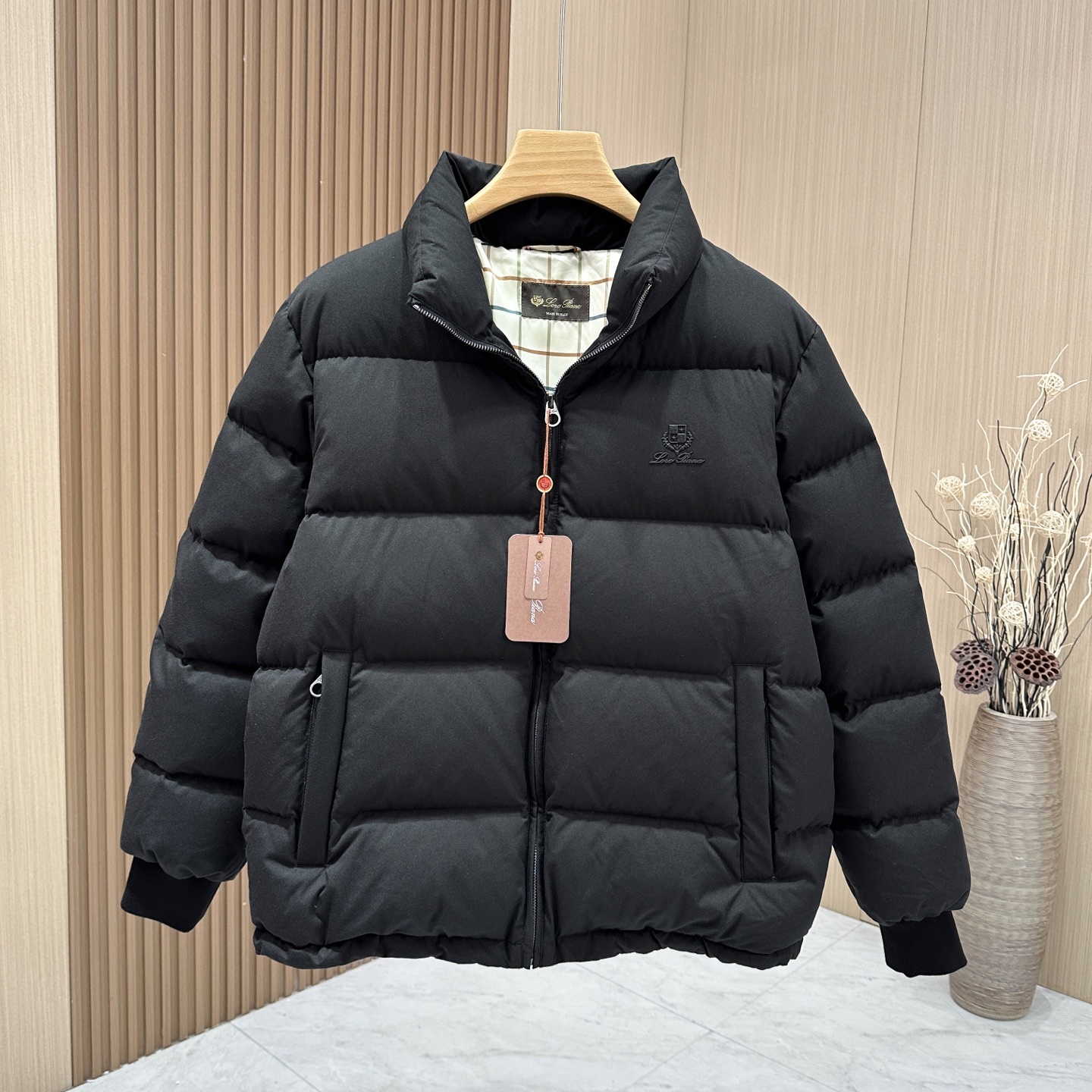 🆕🆕🆕【Loro Piana】-诺悠翩雅 #lP🆕秋冬时尚老钱风立领羽绒服,轻奢老钱风时尚休闲风格,香港