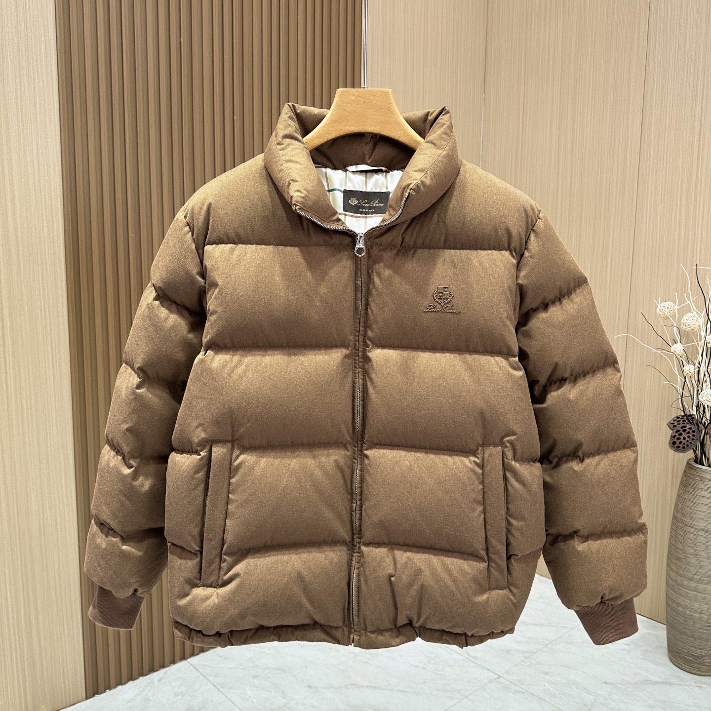 🆕🆕🆕【Loro Piana】-诺悠翩雅 #lP🆕秋冬时尚老钱风立领羽绒服,轻奢老钱风时尚休闲风格,香港