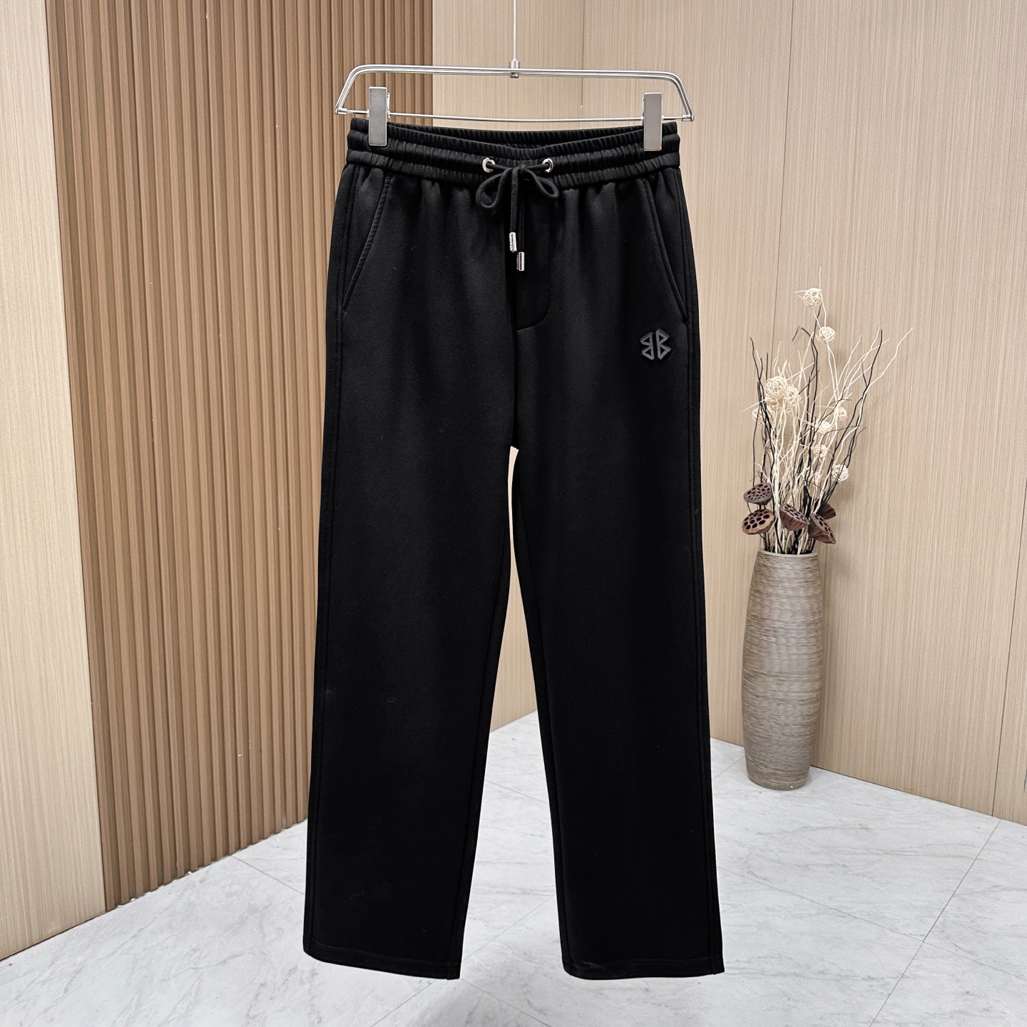 🆕🆕🆕BALENCIAGA 巴黎世家2025秋冬休闲裤，采用纯棉面料制作，舒适柔软，前面凹凸压胶精致的L