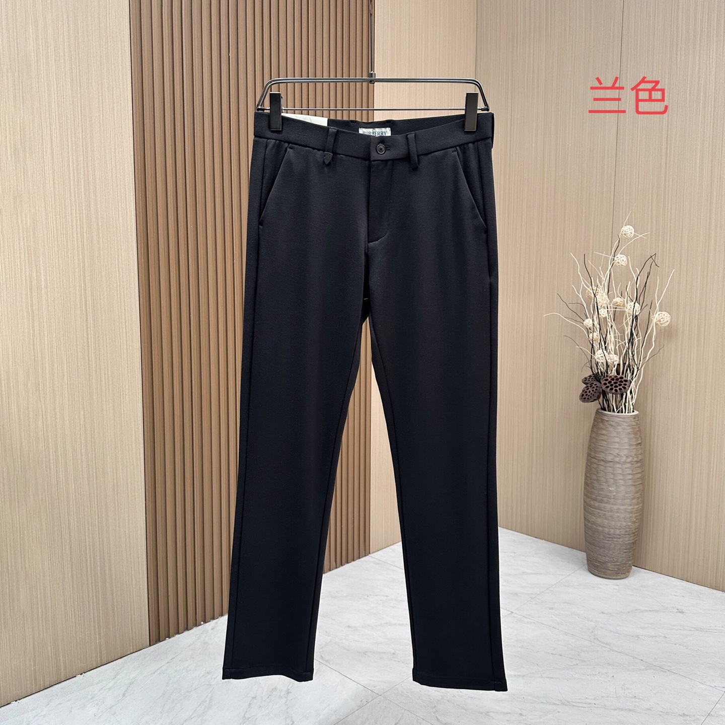 NO:572290,[Burberry] Burberry's new high-end business men's classic casual trousers for autumn and winter. The back pocket adopts the new B-shield hardware. The latest logo design on the counter. The appearance is perfect. Top-notch limited edition!  The counter mainly promotes evergreen series, each season’s signature items, simple and elegant classics occupy a core position in the fashion circle, top popularity, highly moldable items, compatible with various types of items, versatile and highly practical, almost every season’s hard currency, and comes with various labels!  High-end fabrics imported from Italy are soft and comfortable to the touch. The texture has traces of the washing process and reveals a slightly retro charm. The details are excellent, the hardware is exquisite and elegant, and the metal retains the essence of the B family. It is a must-have item for the wardrobe!  Code number 30-3837 Color black/blue/khaki/grey,,burberry,burberry,alexander wang19860909【Burberry】巴宝莉 秋冬新品高端商务男士经典休闲西裤,后兜采用新款B盾五金,柜台最新标设计,品相完美如斯.顶级限定款！专柜主推常青系列,每一季的招牌单品,简约大气经典款在时尚圈占据核心地位,人气TOP,塑造性极高的单品,兼容各种类型单品,百搭和实用性超高,几乎是每季的硬通货,自带各种标签化！意大利客供进口高级面料,触感柔软舒适,肌理有着水洗工艺后的痕迹,透着微微复古韵味质感,细节非常出色,五金精致考究,金属保留B家的精髓,衣橱必备的单品！ 码数30-3837 颜色黑色/蓝色/卡其色/灰色,,burberry,burberry,alexander wang,Men's clothing