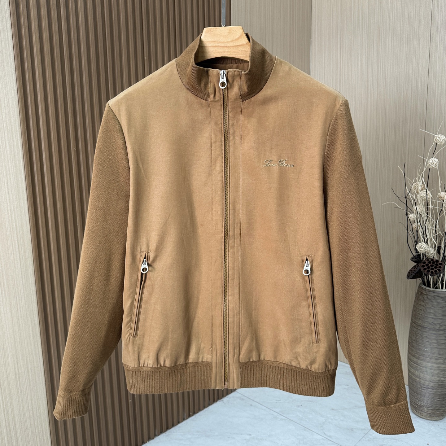 🆕🆕🆕【Loro Pina】诺悠翩雅 新品男士经典飞行员夹克外套、甄选优质亚麻纤维面料，解锁文艺腔调、经