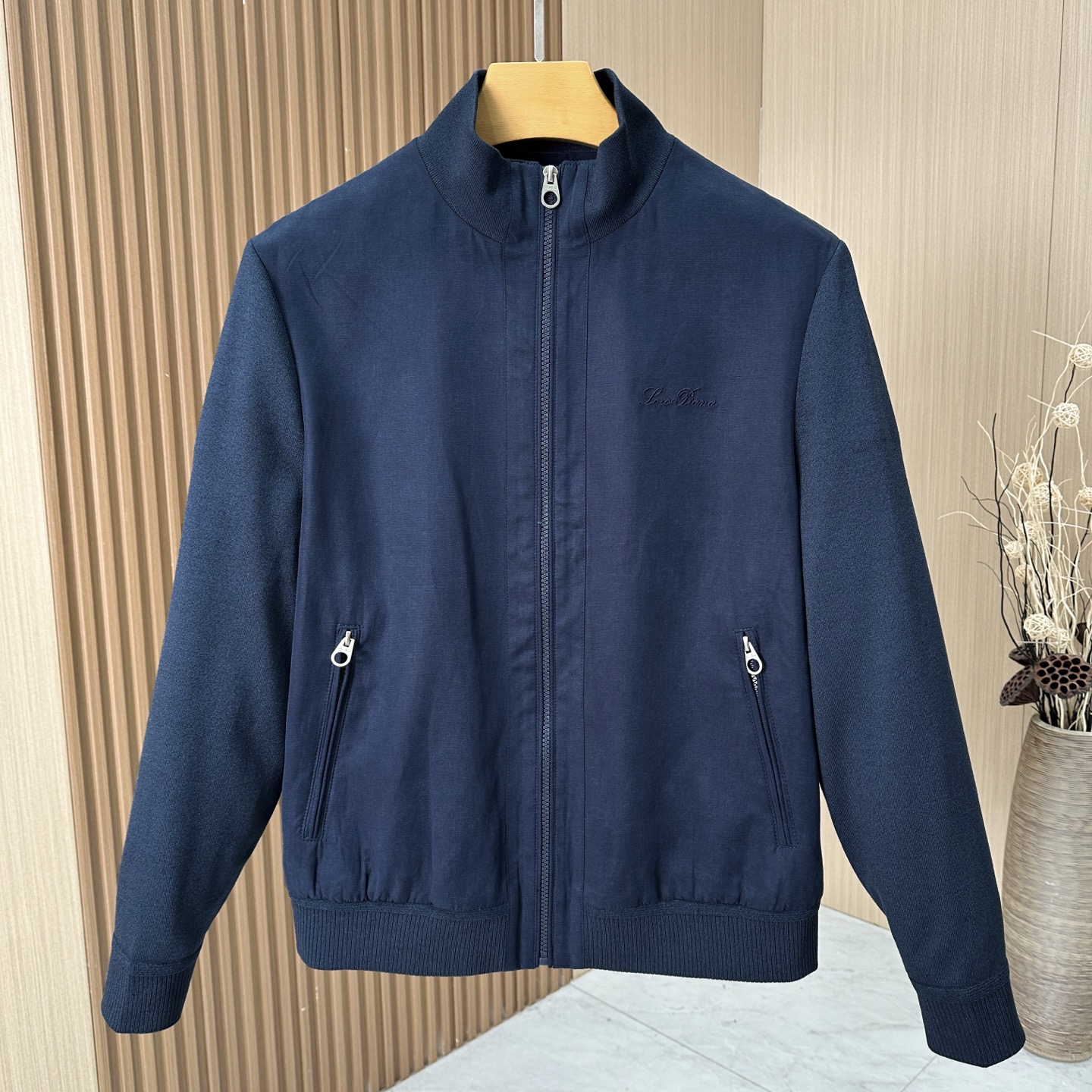 🆕🆕🆕【Loro Pina】诺悠翩雅 新品男士经典飞行员夹克外套、甄选优质亚麻纤维面料，解锁文艺腔调、经