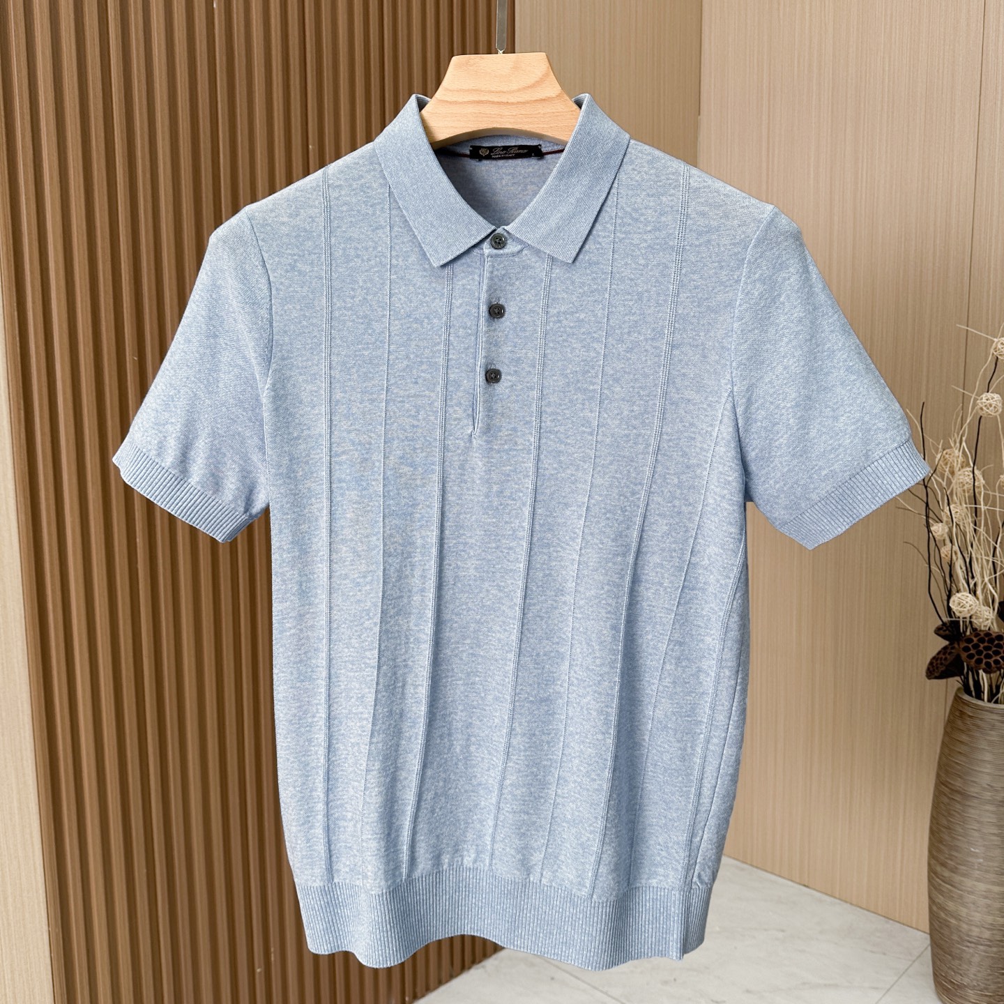 🆕🆕🆕【Loro piana】 官网同步发售经典条纹棉麻混纺三排扣Polo衫、以自然纤维重构优雅休闲的穿
