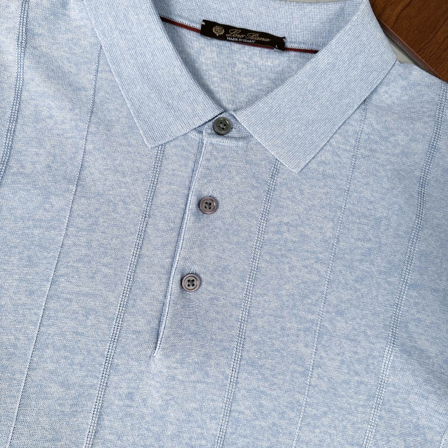 🆕🆕🆕【Loro piana】 官网同步发售经典条纹棉麻混纺三排扣Polo衫、以自然纤维重构优雅休闲的穿