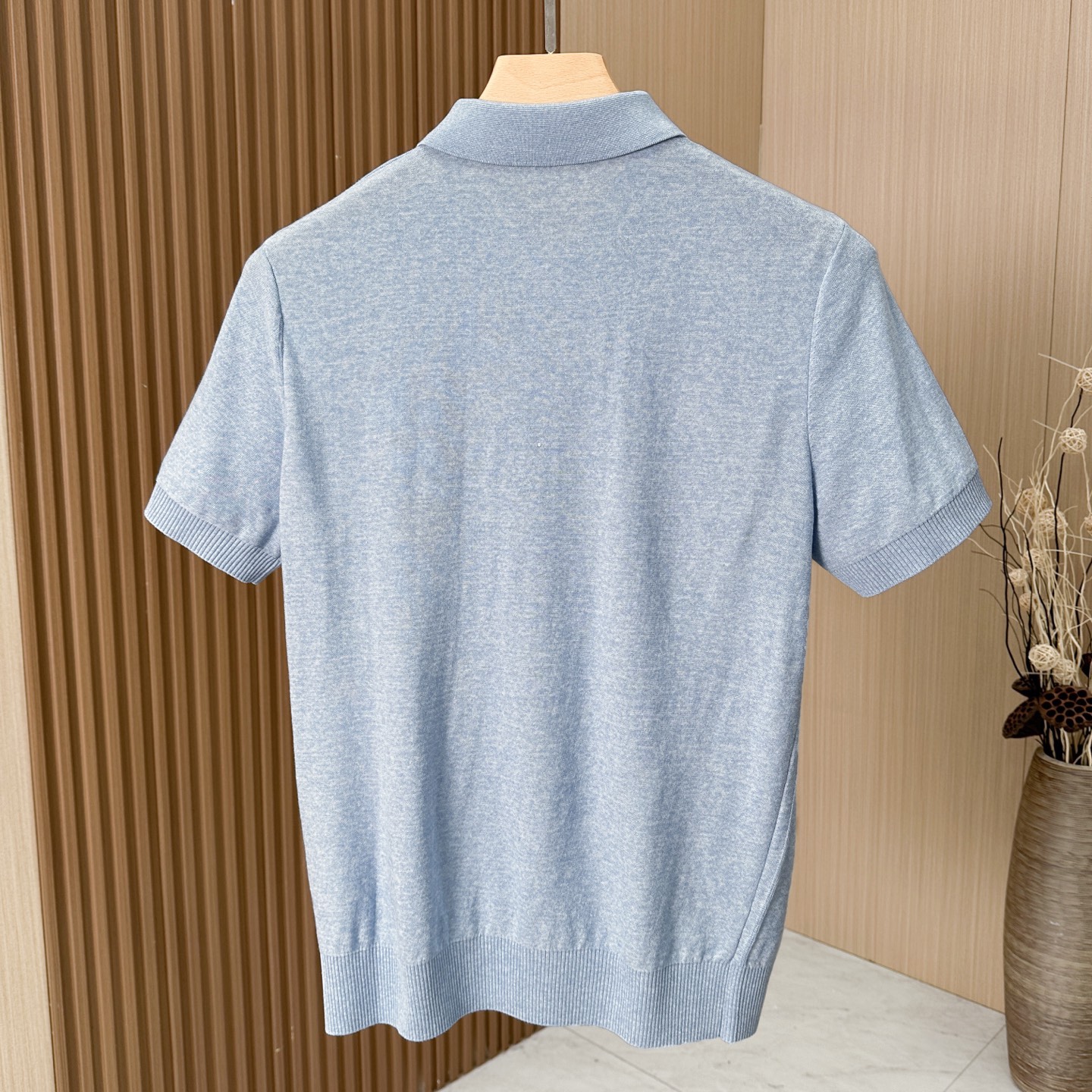 🆕🆕🆕【Loro piana】 官网同步发售经典条纹棉麻混纺三排扣Polo衫、以自然纤维重构优雅休闲的穿