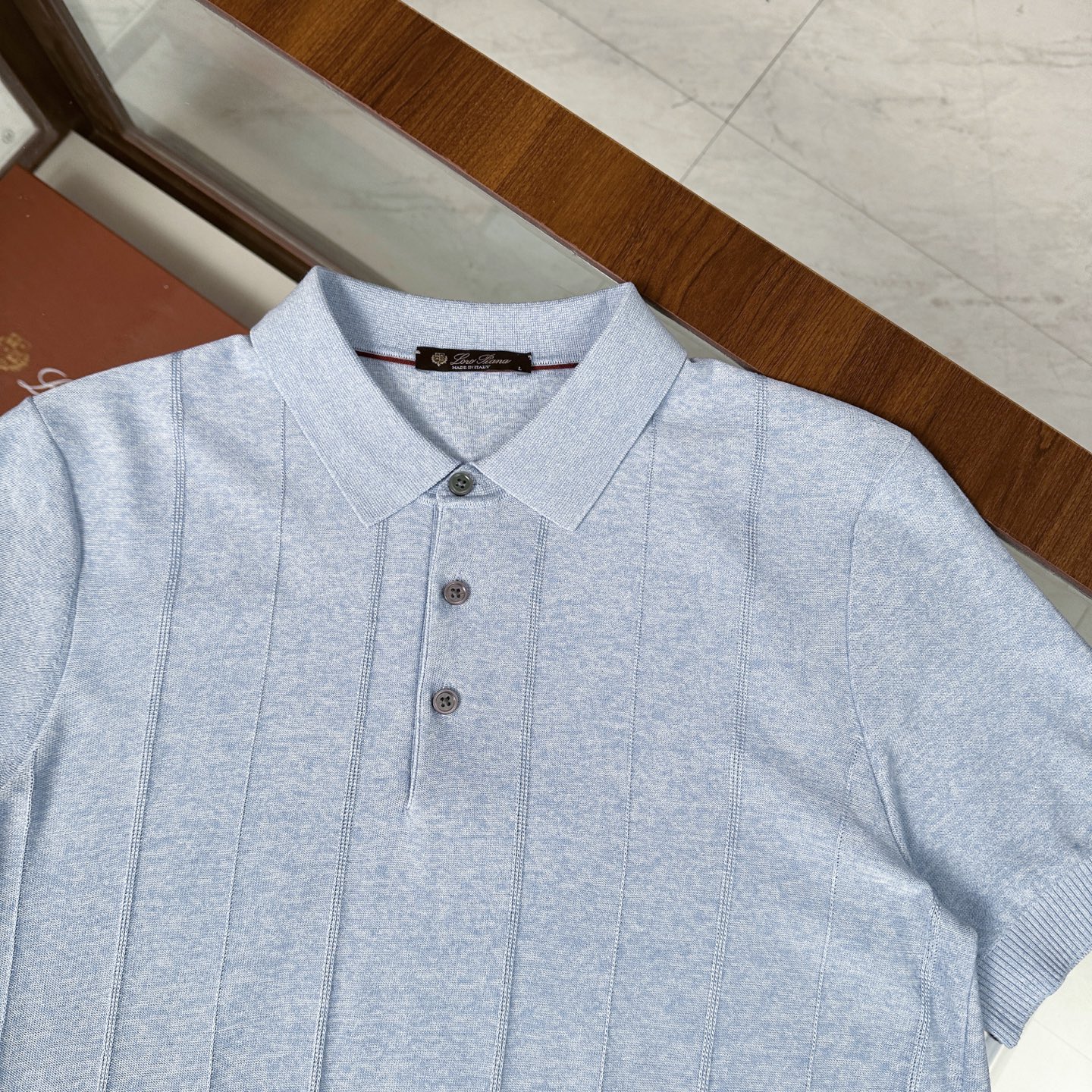 🆕🆕🆕【Loro piana】 官网同步发售经典条纹棉麻混纺三排扣Polo衫、以自然纤维重构优雅休闲的穿