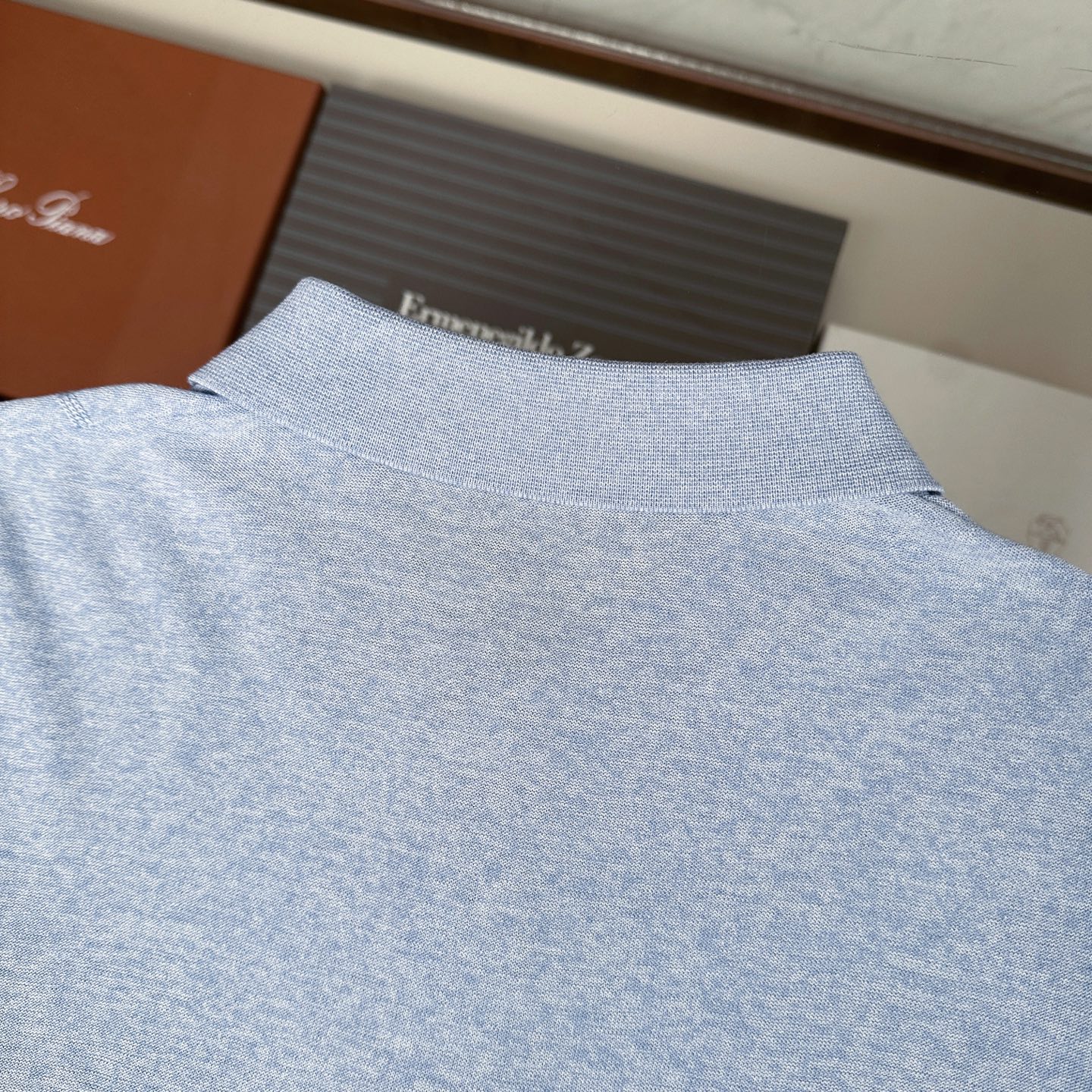 🆕🆕🆕【Loro piana】 官网同步发售经典条纹棉麻混纺三排扣Polo衫、以自然纤维重构优雅休闲的穿