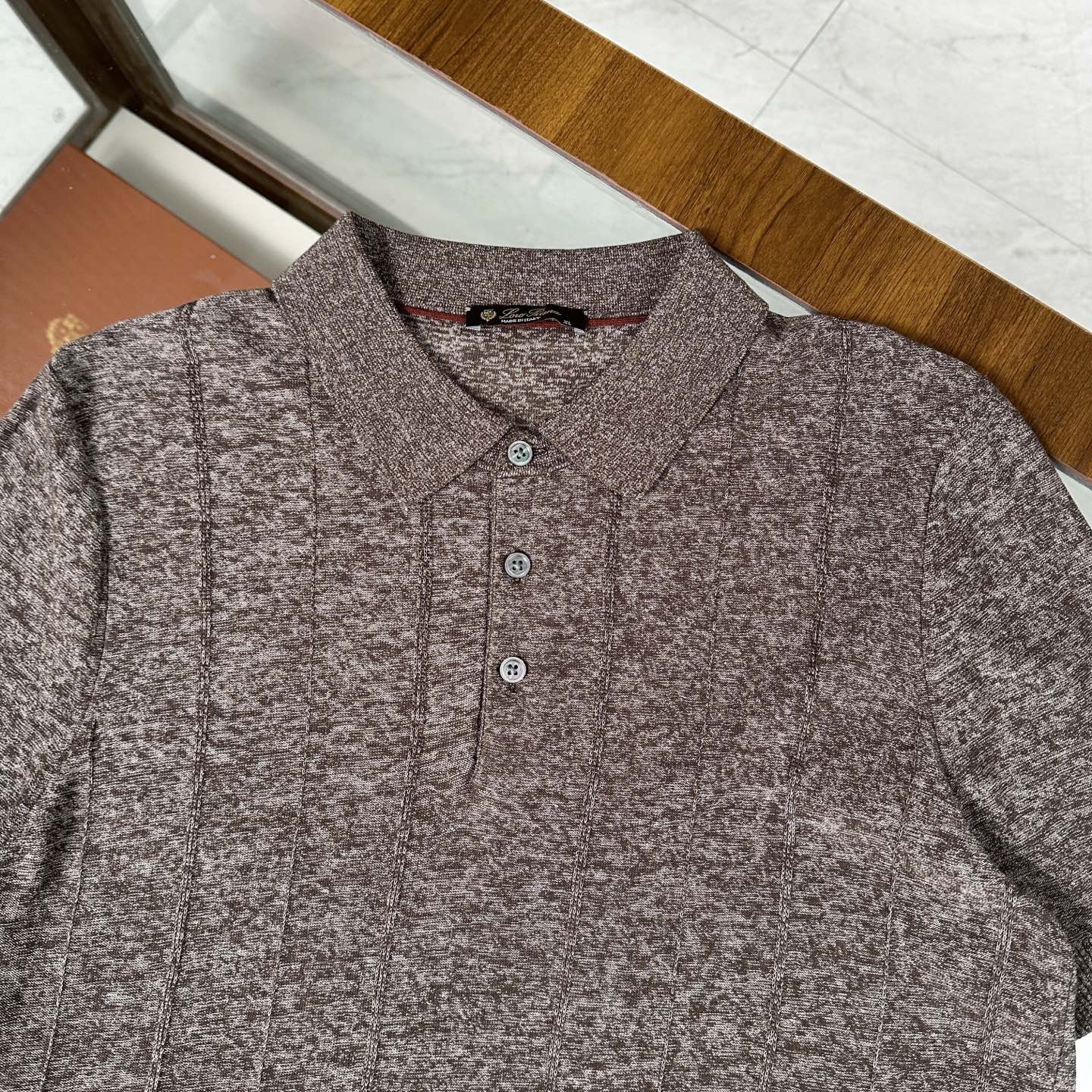 🆕🆕🆕【Loro piana】 官网同步发售经典条纹棉麻混纺三排扣Polo衫、以自然纤维重构优雅休闲的穿