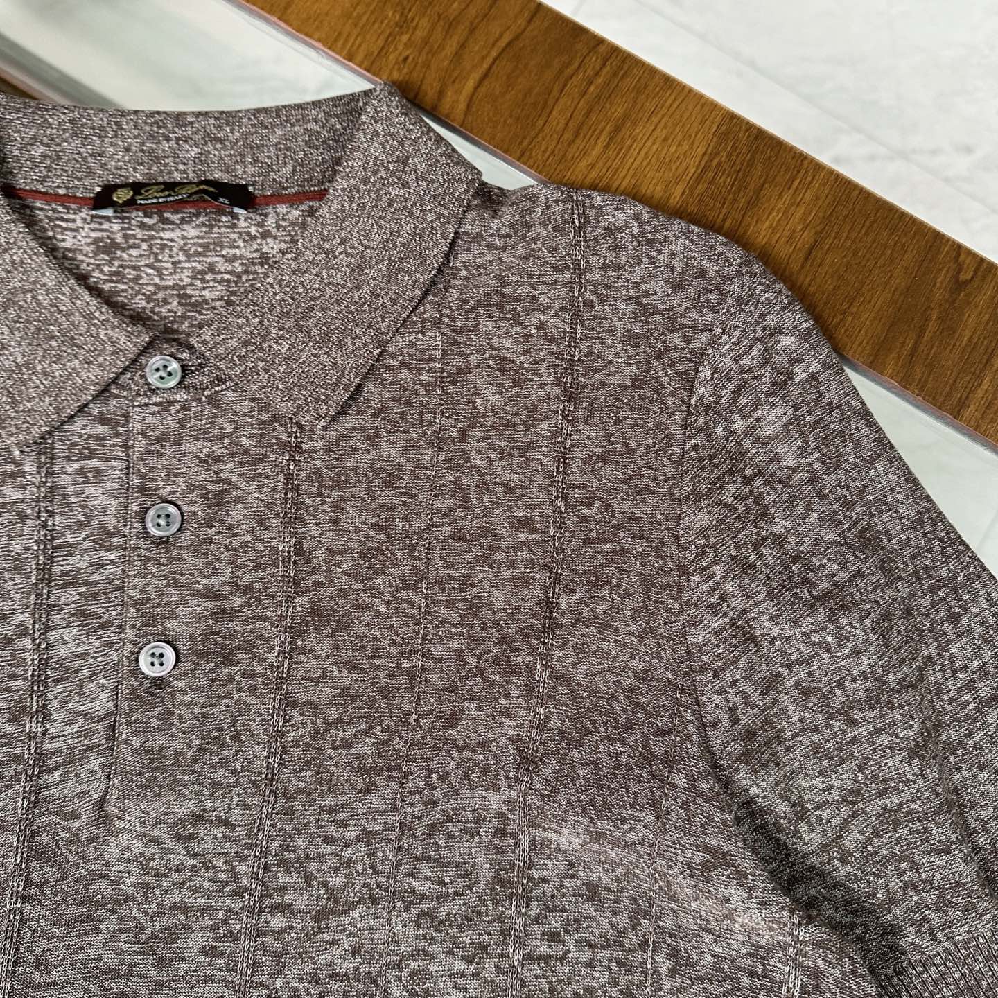 🆕🆕🆕【Loro piana】 官网同步发售经典条纹棉麻混纺三排扣Polo衫、以自然纤维重构优雅休闲的穿