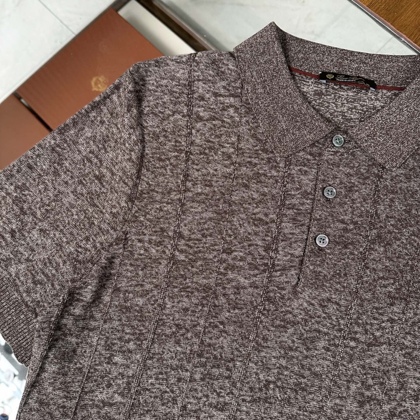 🆕🆕🆕【Loro piana】 官网同步发售经典条纹棉麻混纺三排扣Polo衫、以自然纤维重构优雅休闲的穿
