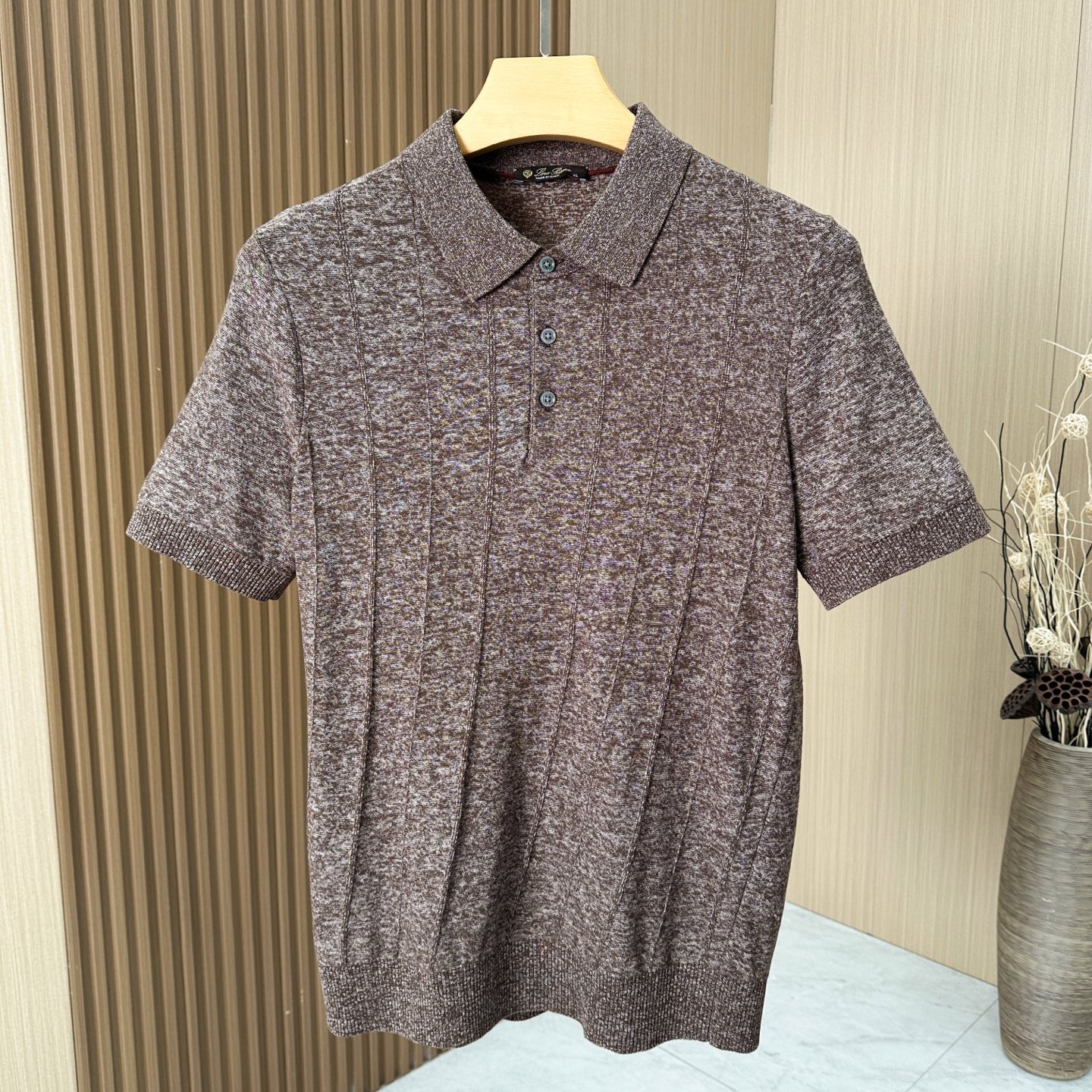 🆕🆕🆕【Loro piana】 官网同步发售经典条纹棉麻混纺三排扣Polo衫、以自然纤维重构优雅休闲的穿