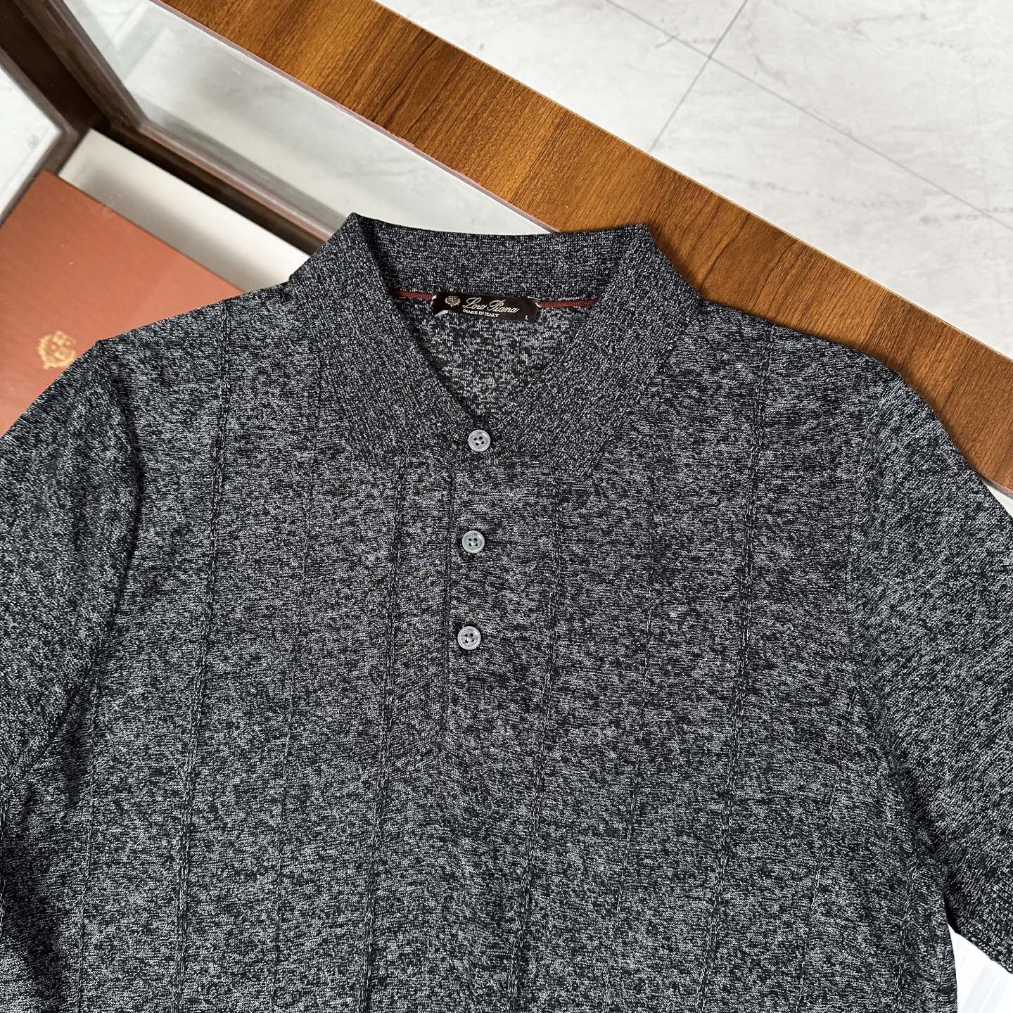 🆕🆕🆕【Loro piana】 官网同步发售经典条纹棉麻混纺三排扣Polo衫、以自然纤维重构优雅休闲的穿