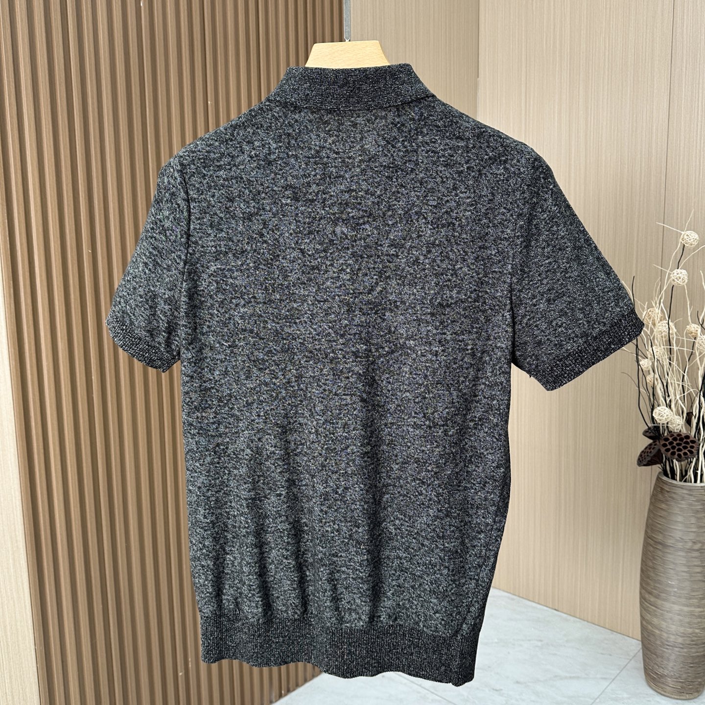 🆕🆕🆕【Loro piana】 官网同步发售经典条纹棉麻混纺三排扣Polo衫、以自然纤维重构优雅休闲的穿