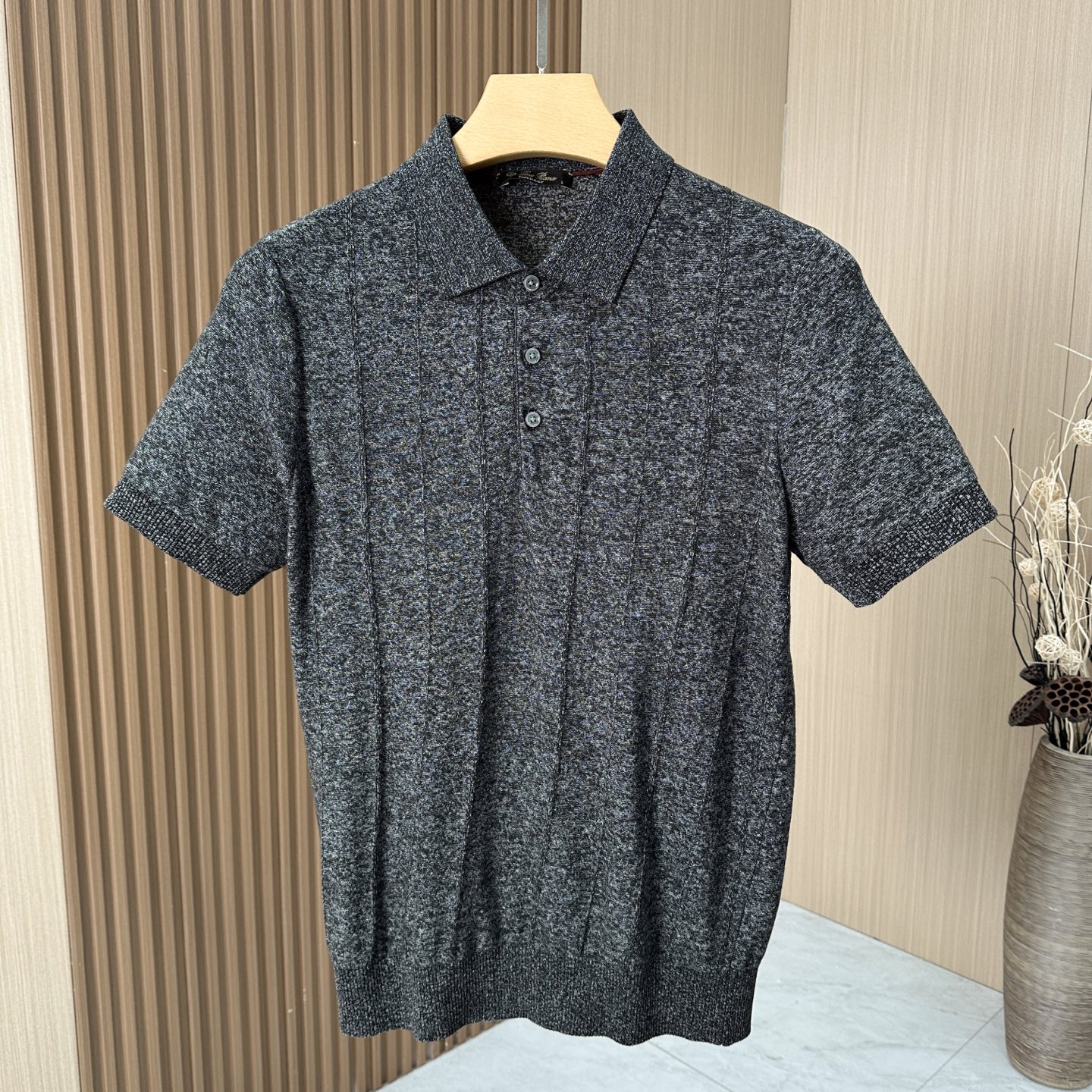 🆕🆕🆕【Loro piana】 官网同步发售经典条纹棉麻混纺三排扣Polo衫、以自然纤维重构优雅休闲的穿