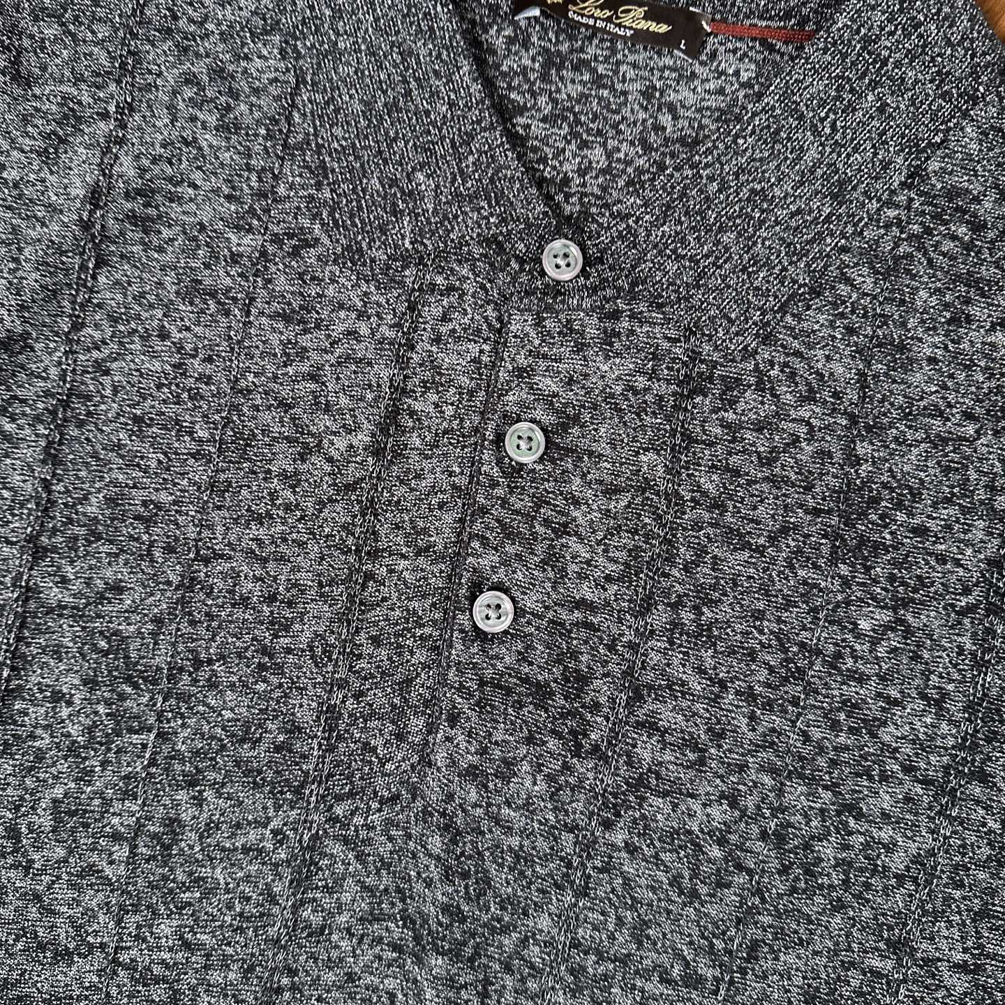 🆕🆕🆕【Loro piana】 官网同步发售经典条纹棉麻混纺三排扣Polo衫、以自然纤维重构优雅休闲的穿