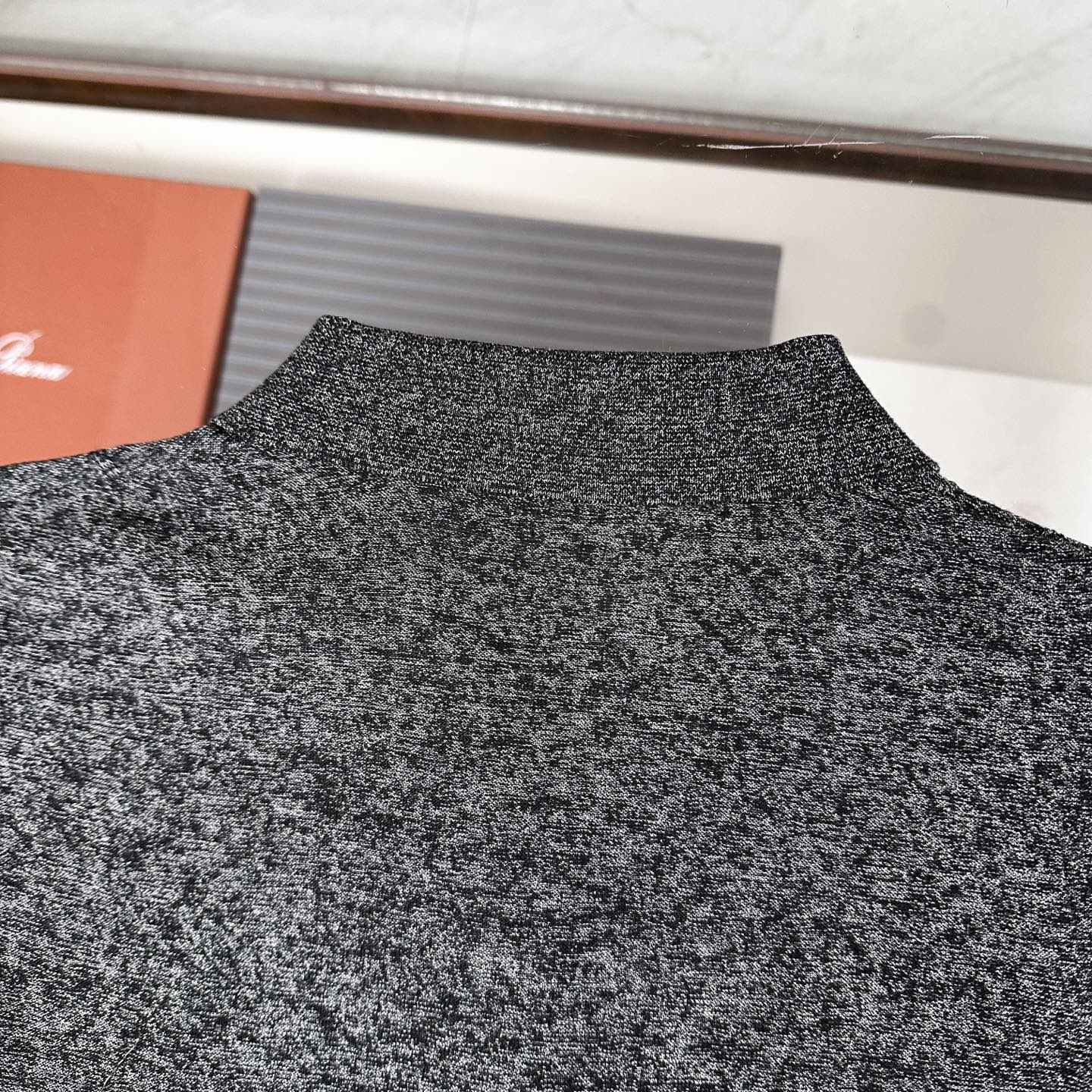 🆕🆕🆕【Loro piana】 官网同步发售经典条纹棉麻混纺三排扣Polo衫、以自然纤维重构优雅休闲的穿
