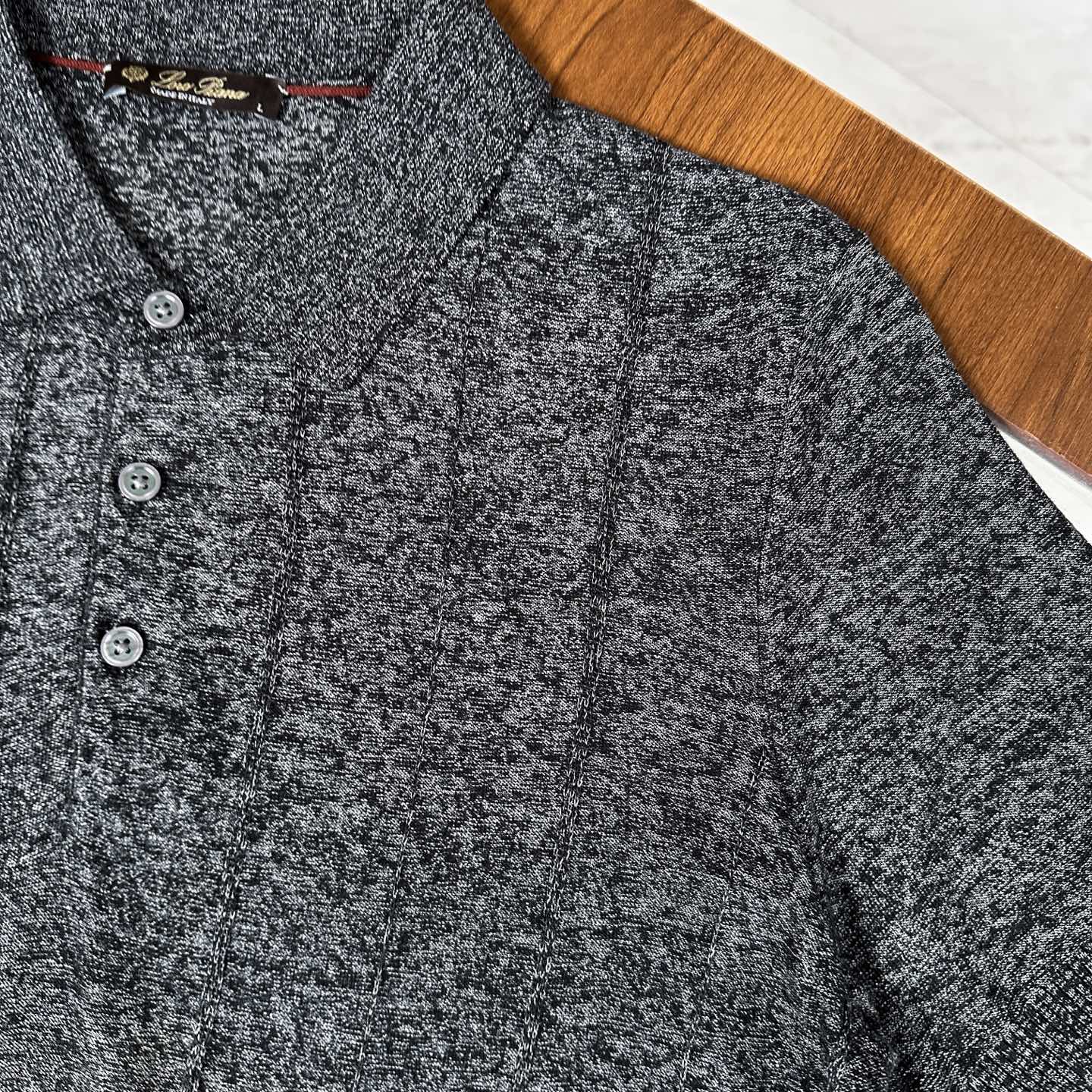 🆕🆕🆕【Loro piana】 官网同步发售经典条纹棉麻混纺三排扣Polo衫、以自然纤维重构优雅休闲的穿