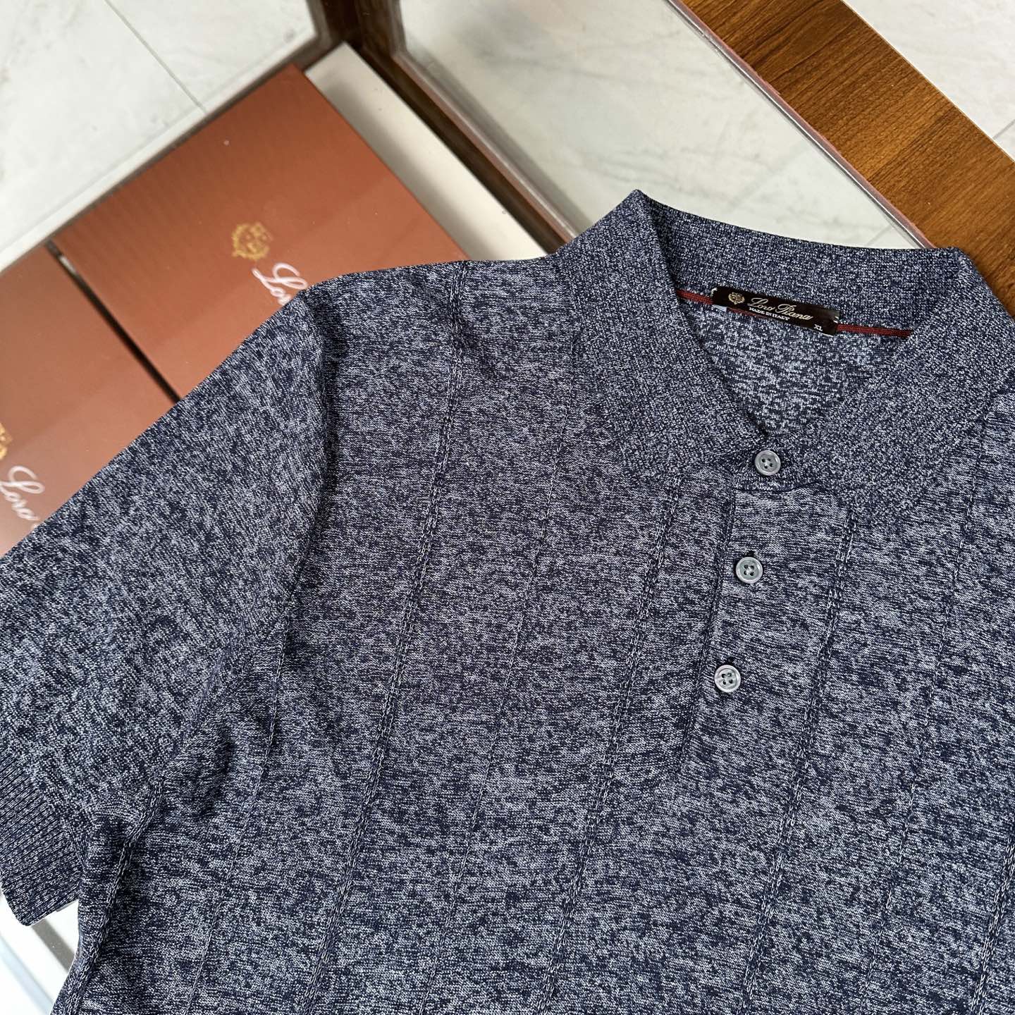 🆕🆕🆕【Loro piana】 官网同步发售经典条纹棉麻混纺三排扣Polo衫、以自然纤维重构优雅休闲的穿