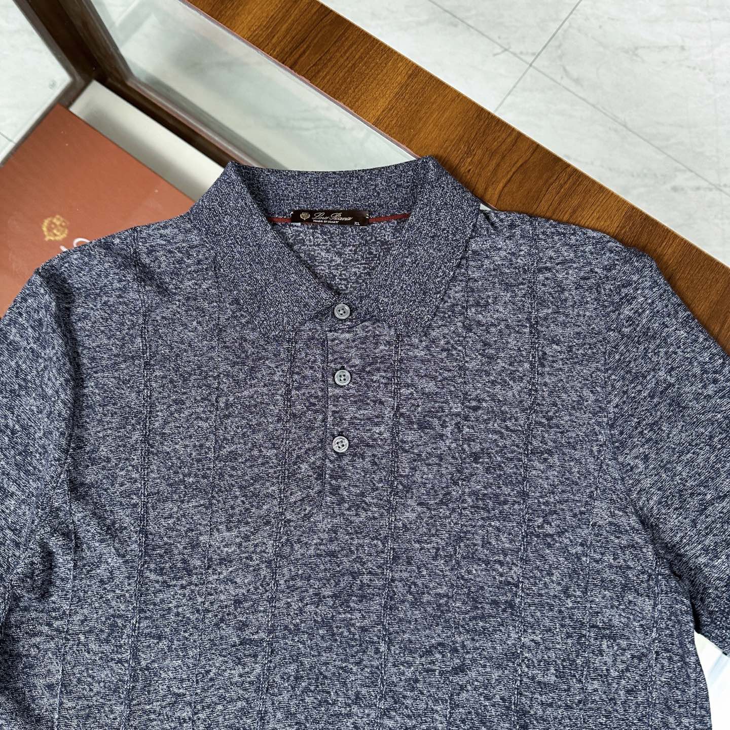 🆕🆕🆕【Loro piana】 官网同步发售经典条纹棉麻混纺三排扣Polo衫、以自然纤维重构优雅休闲的穿