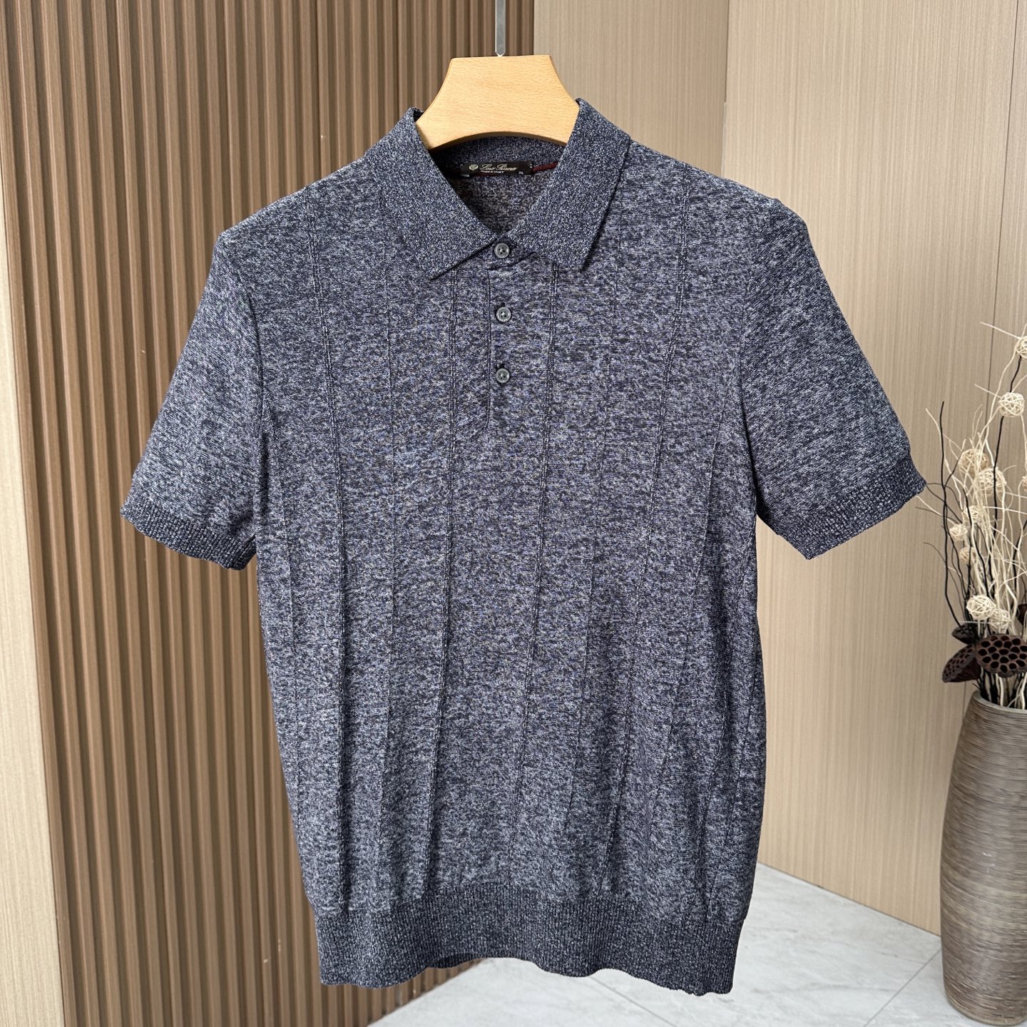 🆕🆕🆕【Loro piana】 官网同步发售经典条纹棉麻混纺三排扣Polo衫、以自然纤维重构优雅休闲的穿