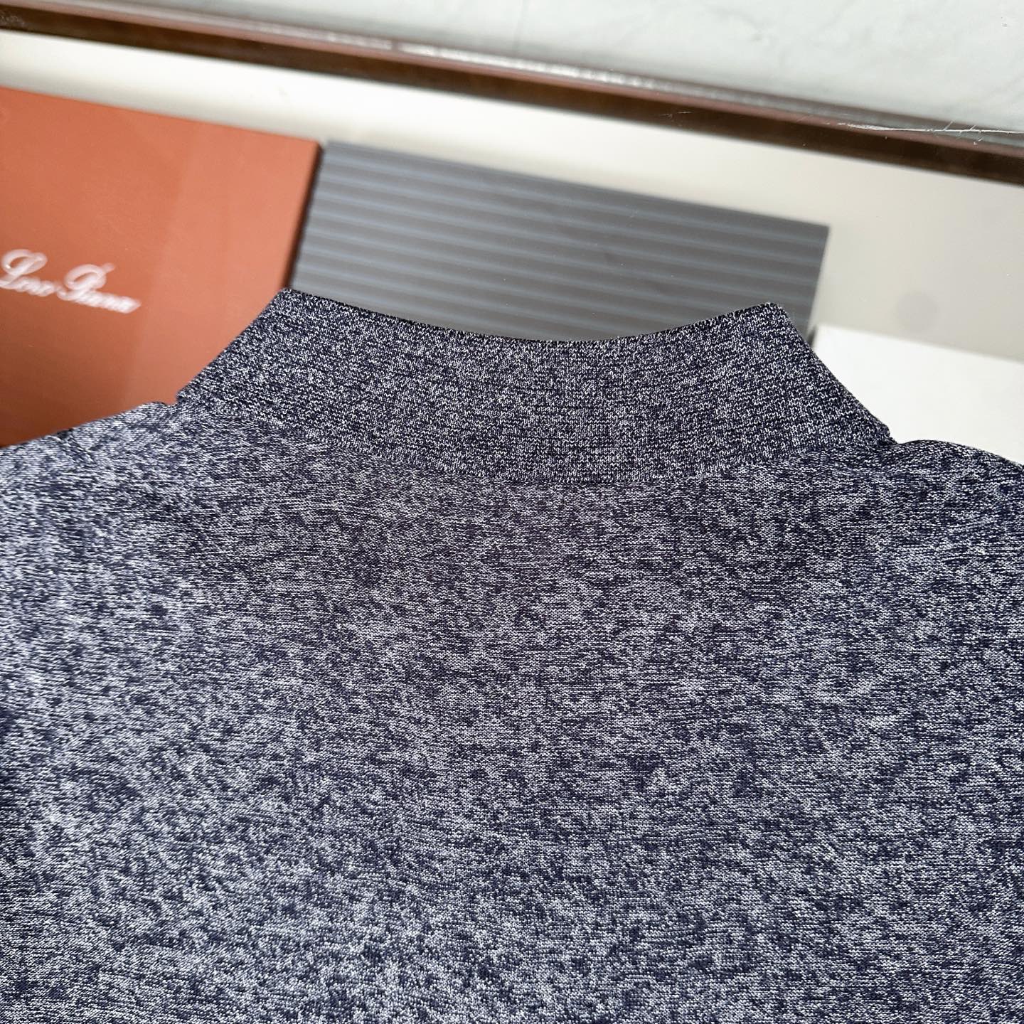 🆕🆕🆕【Loro piana】 官网同步发售经典条纹棉麻混纺三排扣Polo衫、以自然纤维重构优雅休闲的穿