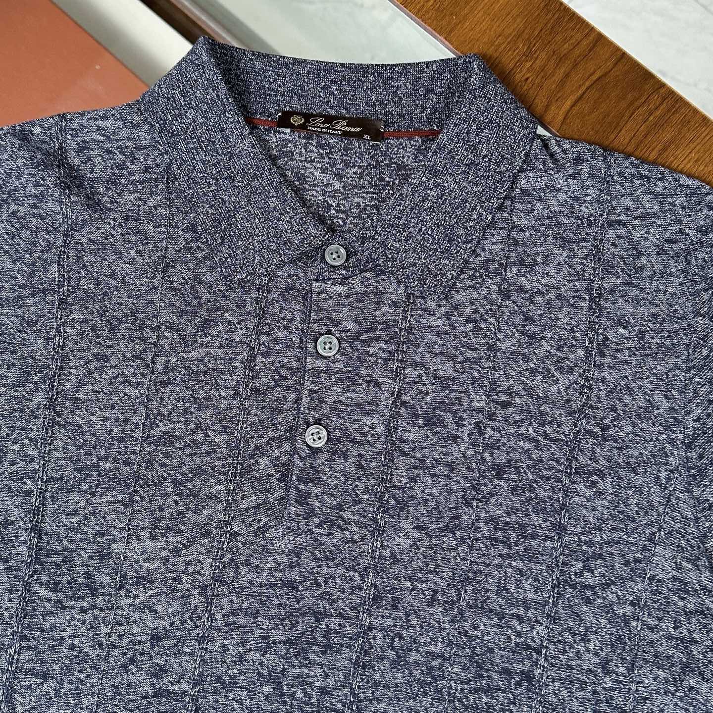 🆕🆕🆕【Loro piana】 官网同步发售经典条纹棉麻混纺三排扣Polo衫、以自然纤维重构优雅休闲的穿