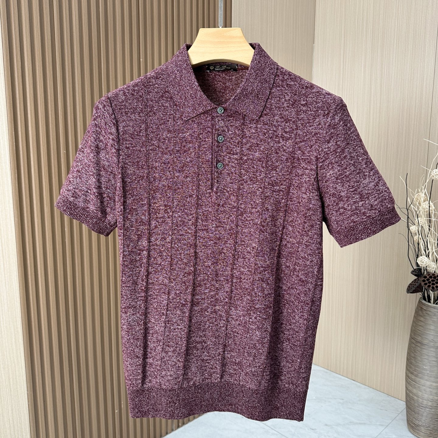 🆕🆕🆕【Loro piana】 官网同步发售经典条纹棉麻混纺三排扣Polo衫、以自然纤维重构优雅休闲的穿