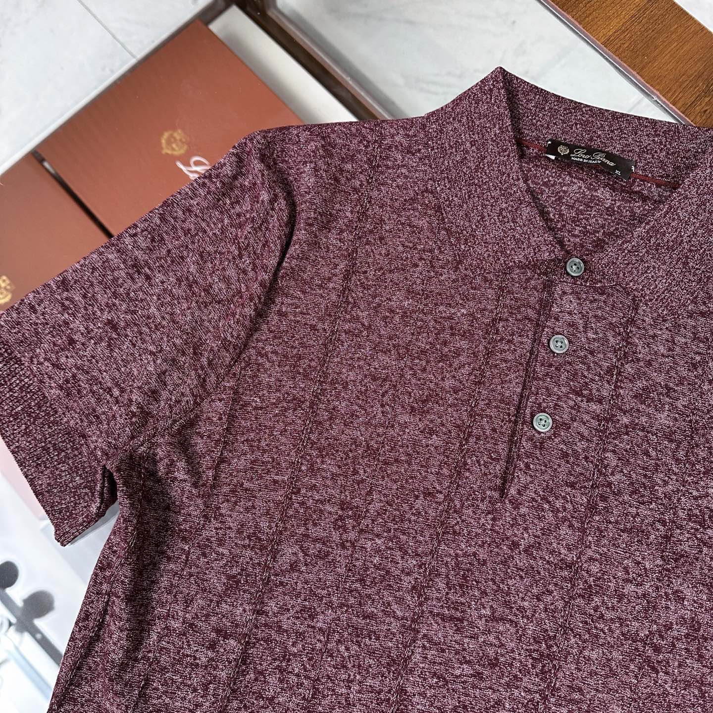 🆕🆕🆕【Loro piana】 官网同步发售经典条纹棉麻混纺三排扣Polo衫、以自然纤维重构优雅休闲的穿