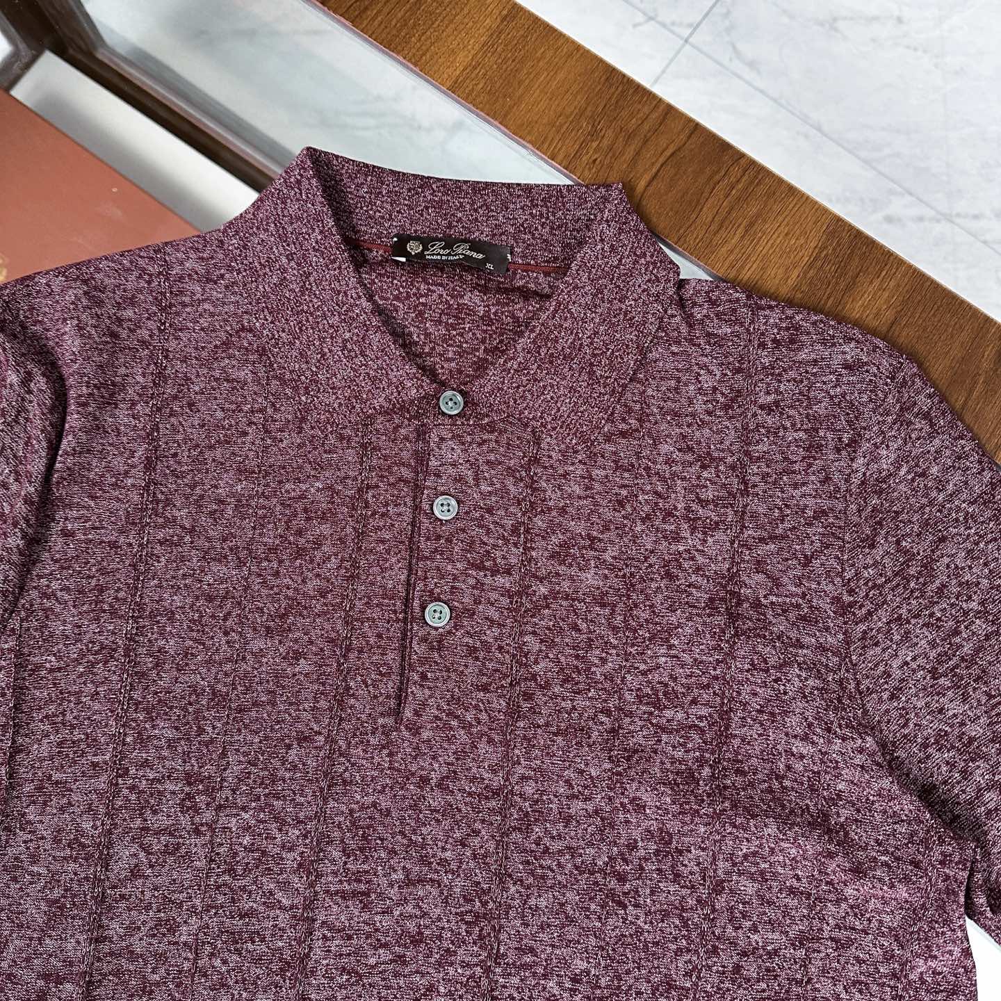 🆕🆕🆕【Loro piana】 官网同步发售经典条纹棉麻混纺三排扣Polo衫、以自然纤维重构优雅休闲的穿