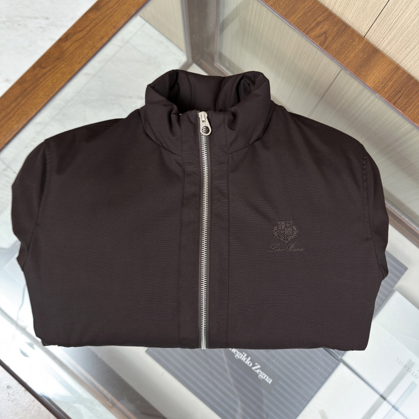 羽绒服 【经典的飞行员夹克羽绒，加上品牌一贯的低调设计，使其成为一件可以穿很多年都不会过时的单品。】 		​