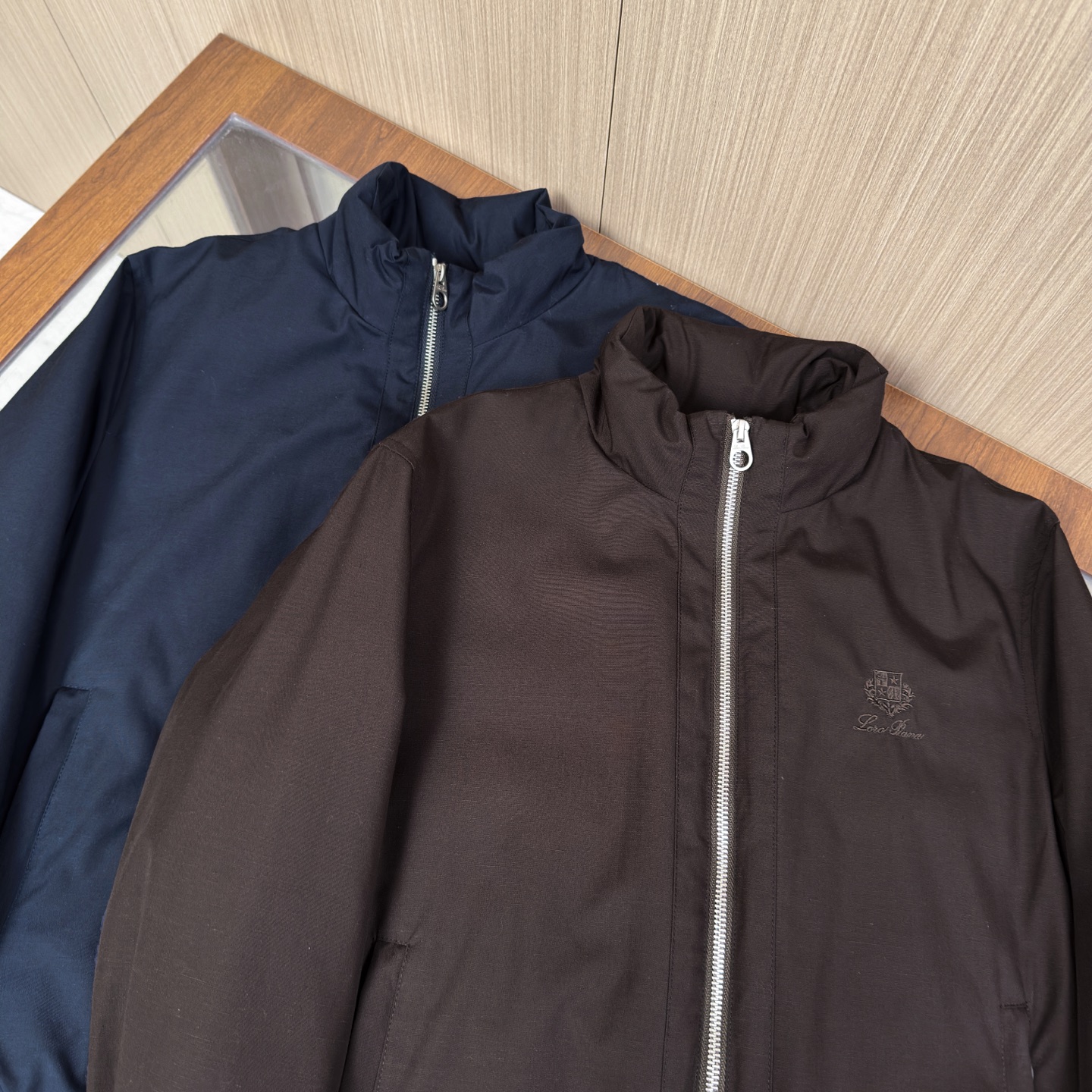 羽绒服 【经典的飞行员夹克羽绒，加上品牌一贯的低调设计，使其成为一件可以穿很多年都不会过时的单品。】 		​