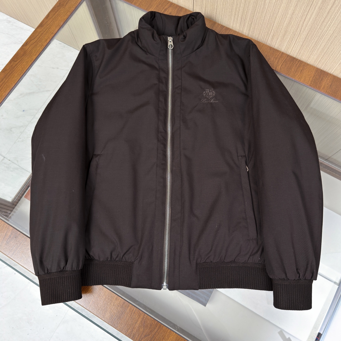 羽绒服 【经典的飞行员夹克羽绒，加上品牌一贯的低调设计，使其成为一件可以穿很多年都不会过时的单品。】 		​