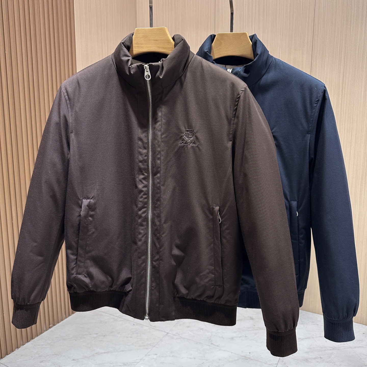 羽绒服 【经典的飞行员夹克羽绒，加上品牌一贯的低调设计，使其成为一件可以穿很多年都不会过时的单品。】 		​
