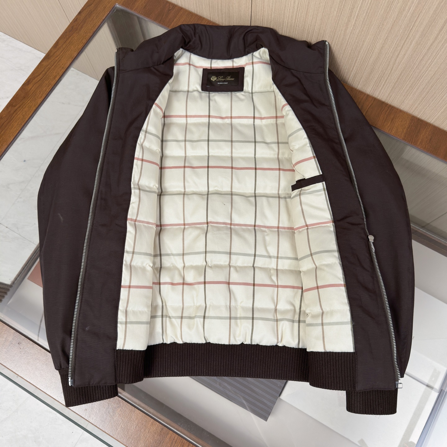羽绒服 【经典的飞行员夹克羽绒，加上品牌一贯的低调设计，使其成为一件可以穿很多年都不会过时的单品。】 		​