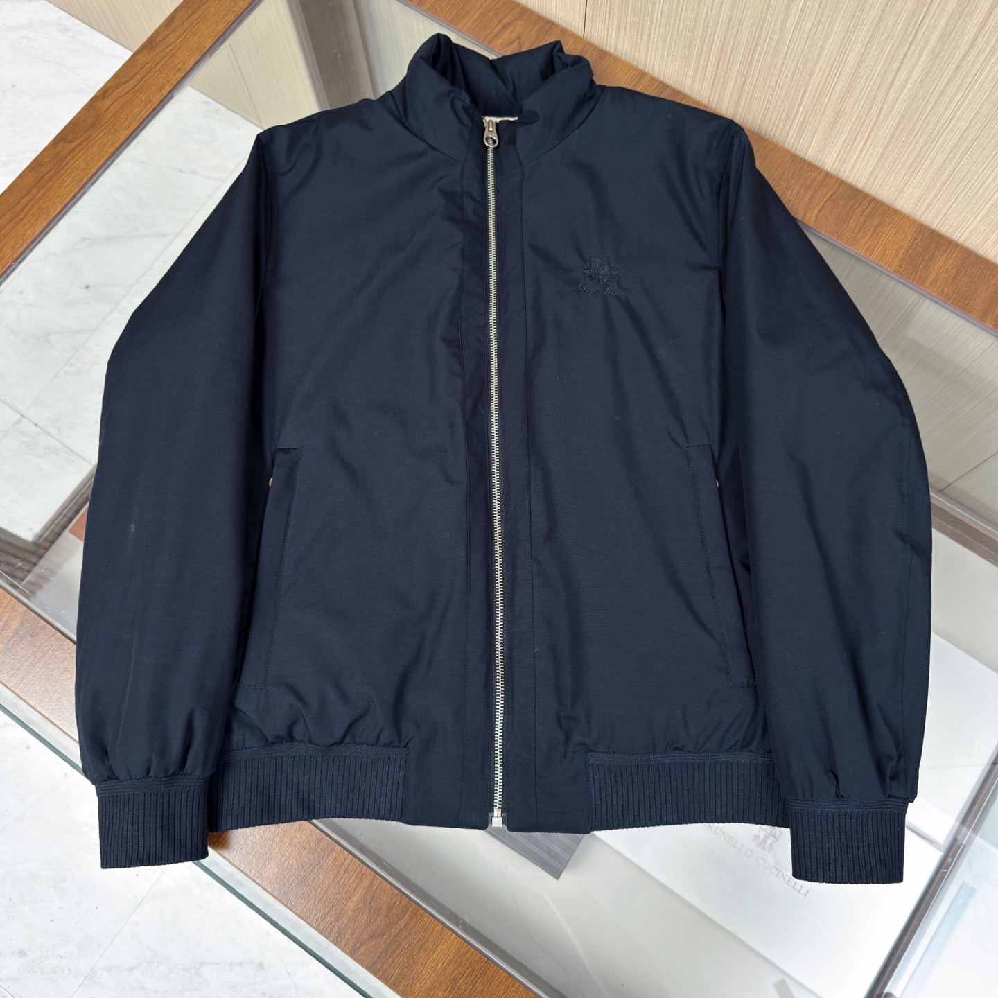 羽绒服 【经典的飞行员夹克羽绒，加上品牌一贯的低调设计，使其成为一件可以穿很多年都不会过时的单品。】 		​