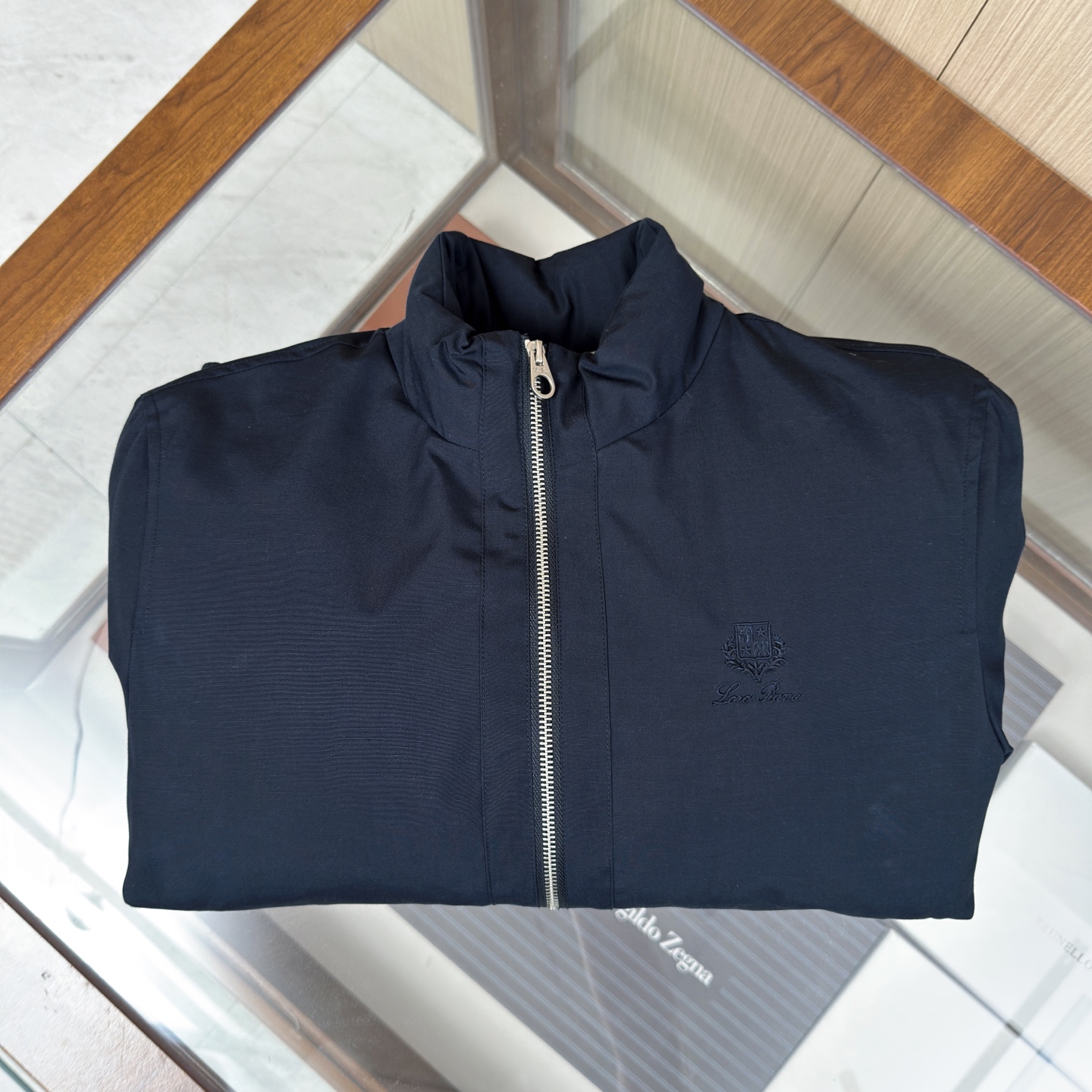 羽绒服 【经典的飞行员夹克羽绒，加上品牌一贯的低调设计，使其成为一件可以穿很多年都不会过时的单品。】 		​