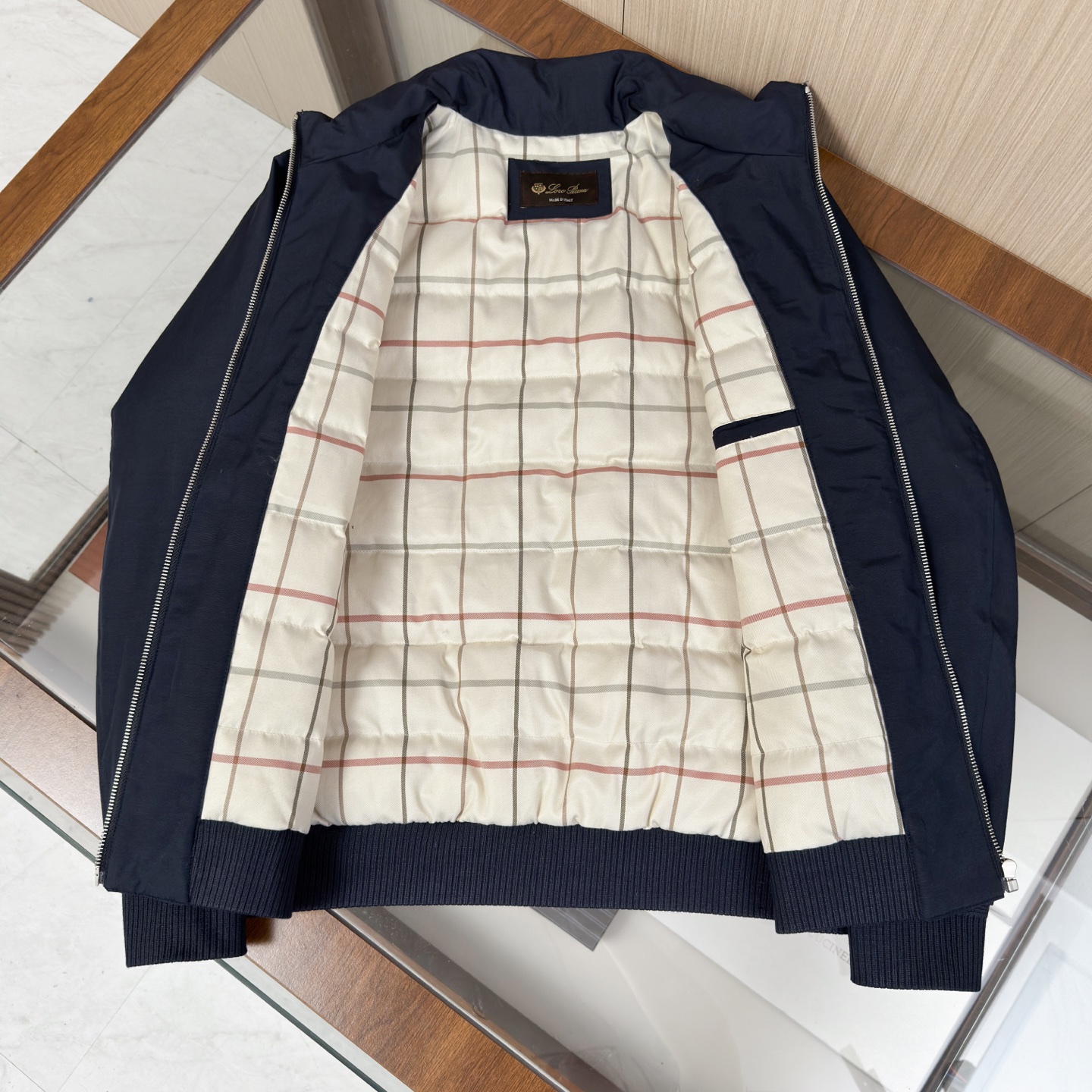 羽绒服 【经典的飞行员夹克羽绒，加上品牌一贯的低调设计，使其成为一件可以穿很多年都不会过时的单品。】 		​