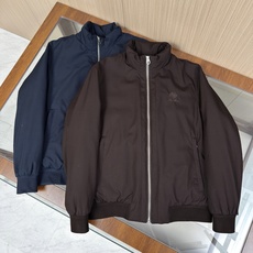 羽绒服 【经典的飞行员夹克羽绒,加上品牌一贯的低调设计,使其成为一件可以穿很多年都不会过时的单品。】 羽绒服 【经典的飞行员夹克羽绒,加上品牌一贯的低调设计,使其成为一件可以穿很多年都不会过时的单品。】 