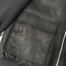 羽绒服 🆕🆕🆕 #新款上新 【Loro Piana 拼接麂皮立领飞行员轻薄羽绒夹克,磨砂质感搭配针织袖,设计功能与时尚感 羽绒服 🆕🆕🆕 #新款上新 【Loro Piana 拼接麂皮立领飞行员轻薄羽绒夹克,磨砂质感搭配针织袖,设计功能与时尚感