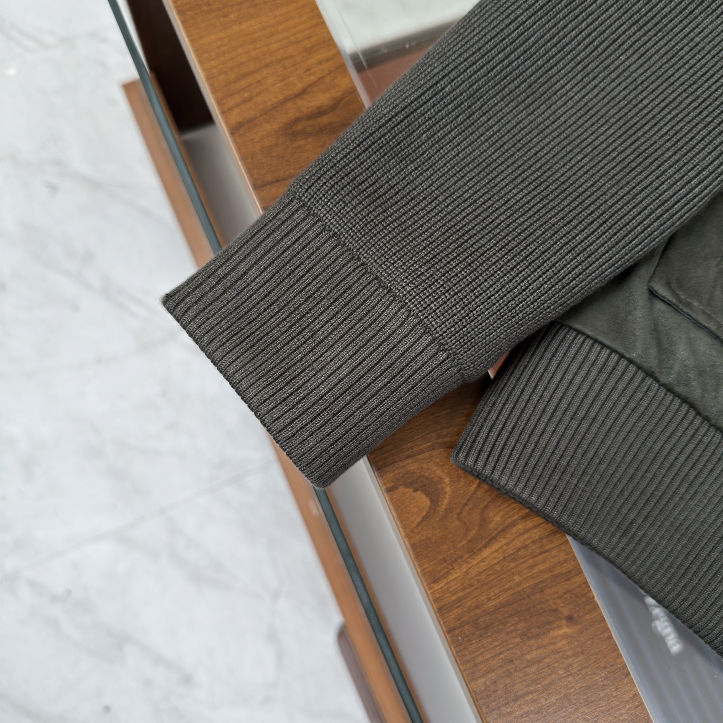 羽绒服 🆕🆕🆕 #新款上新 【Loro Piana 拼接麂皮立领飞行员轻薄羽绒夹克,磨砂质感搭配针织袖,设计功能与时尚感 羽绒服 🆕🆕🆕 #新款上新 【Loro Piana 拼接麂皮立领飞行员轻薄羽绒夹克,磨砂质感搭配针织袖,设计功能与时尚感